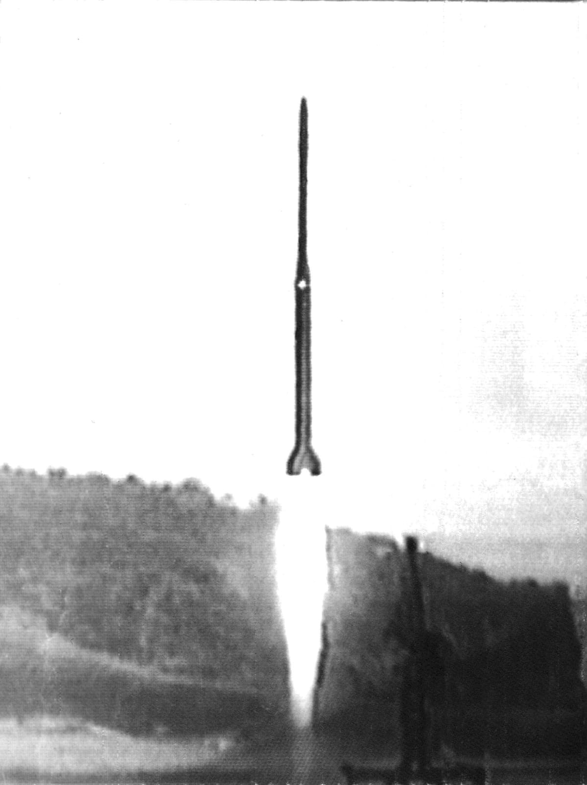 Mustavalkokuva nousevasta raketista