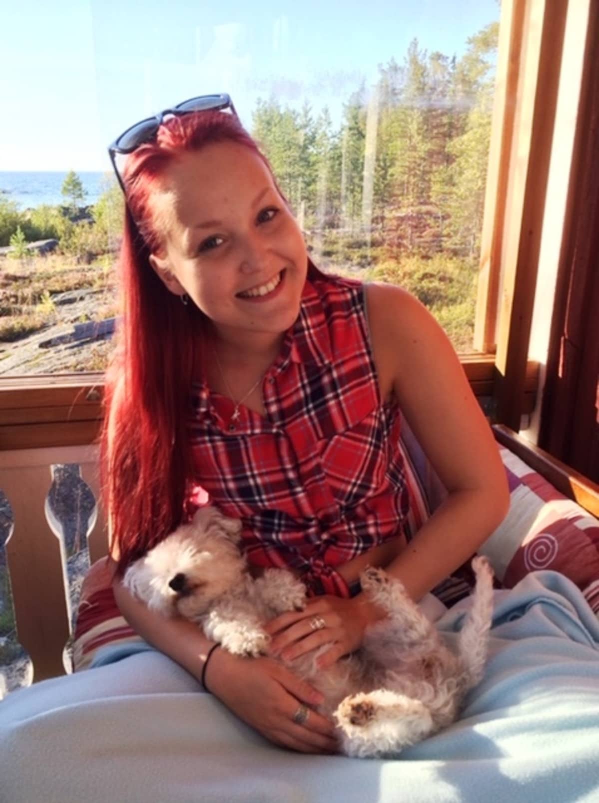 Ida Bexar koira sylissään