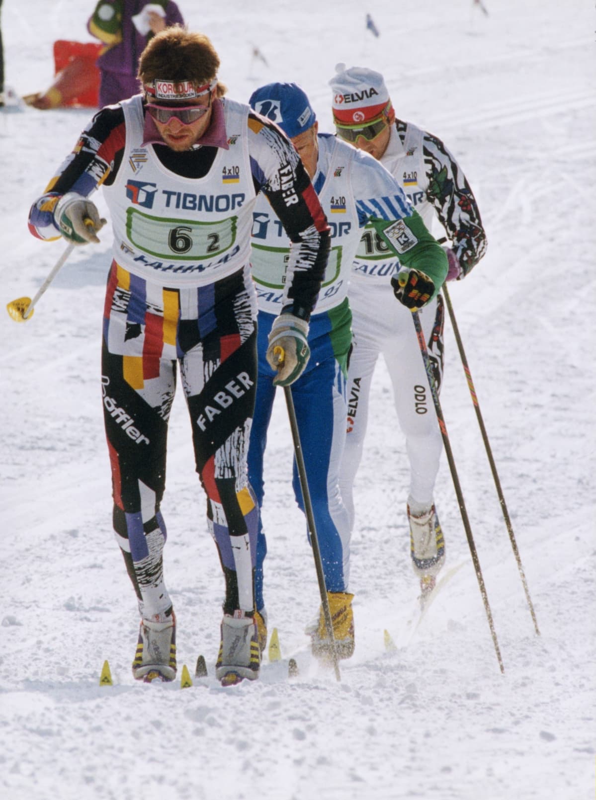 Miesten 4 x 10 kilometrin viestin toinen osuus käynnissä Falunin MM-kisoissa vuonna 1993. Saksan Jochen Behle vetää letkaa perässään Harri Kirvesniemi. Suomi sijoittui viestissä neljänneksi juuri ennen Saksaa.