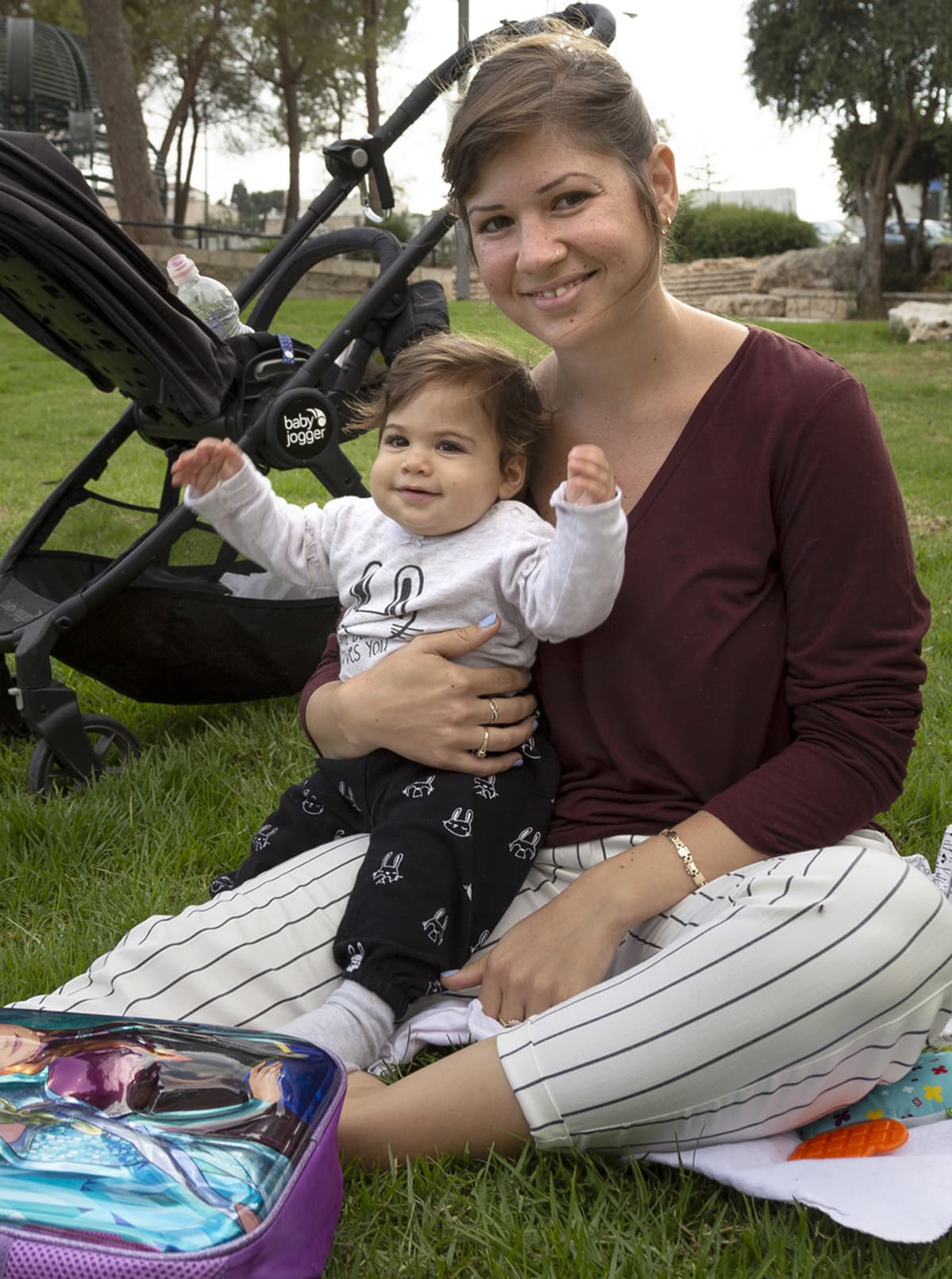 Äiti ja vauva puistossa Jerusalemissa.