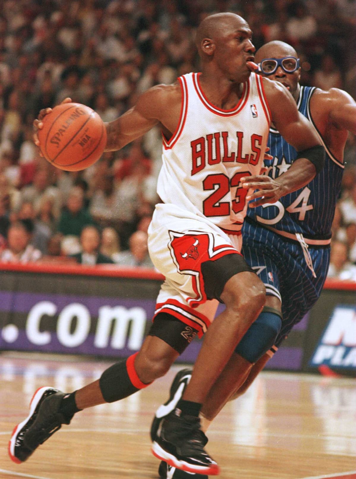 Michael Jordan kuljettaa palloa Horace Grant kintereillään.