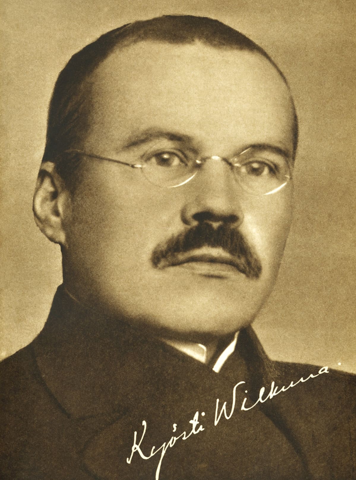 Kirjailija Kyösti Wilkuna.