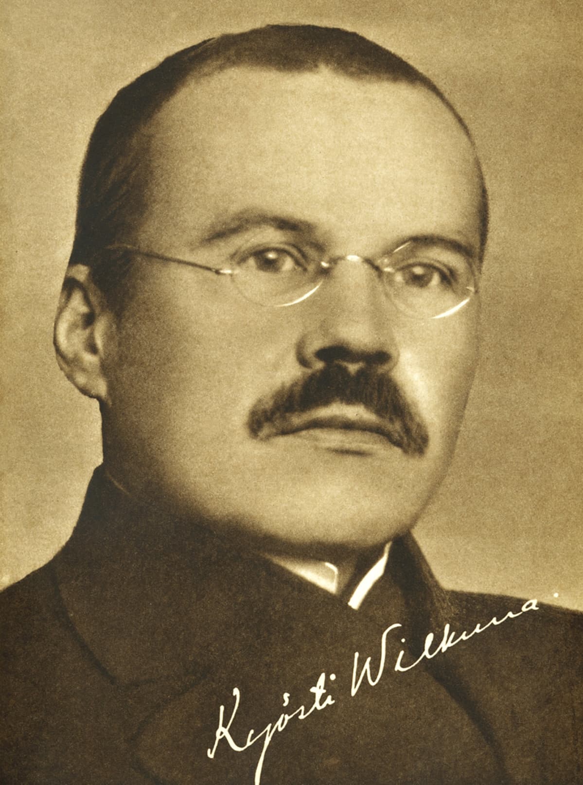 Kirjailija Kyösti Wilkuna.