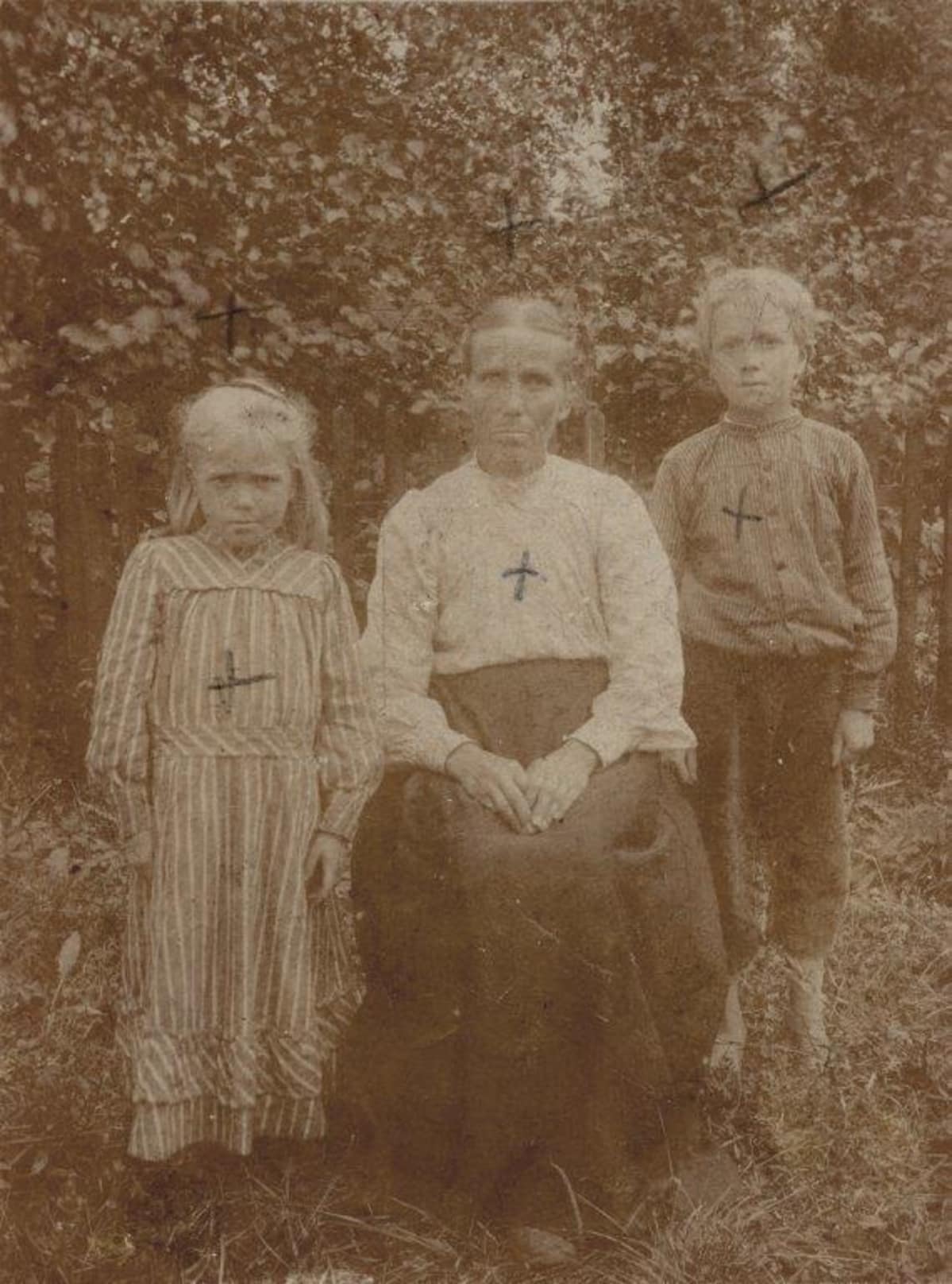 Tämä tunnistamaton äiti lapsineen teloitettiin Tähteessä Töörinkankaalla, 
Kuusankosken vanhan hautausmaan alueella 1918.