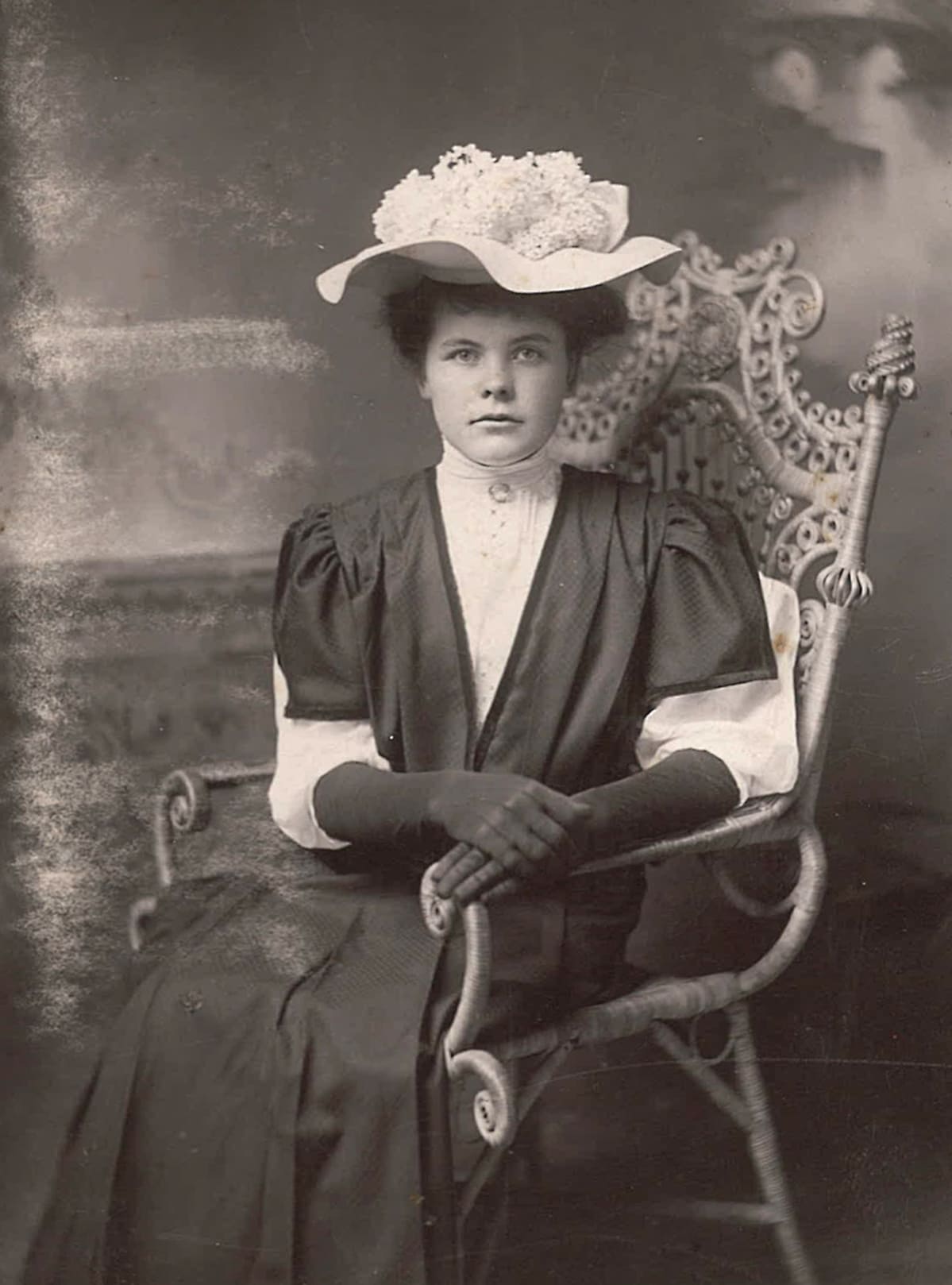 nainen hattu päässä studiovalokuvassa 1900-luvun alussa