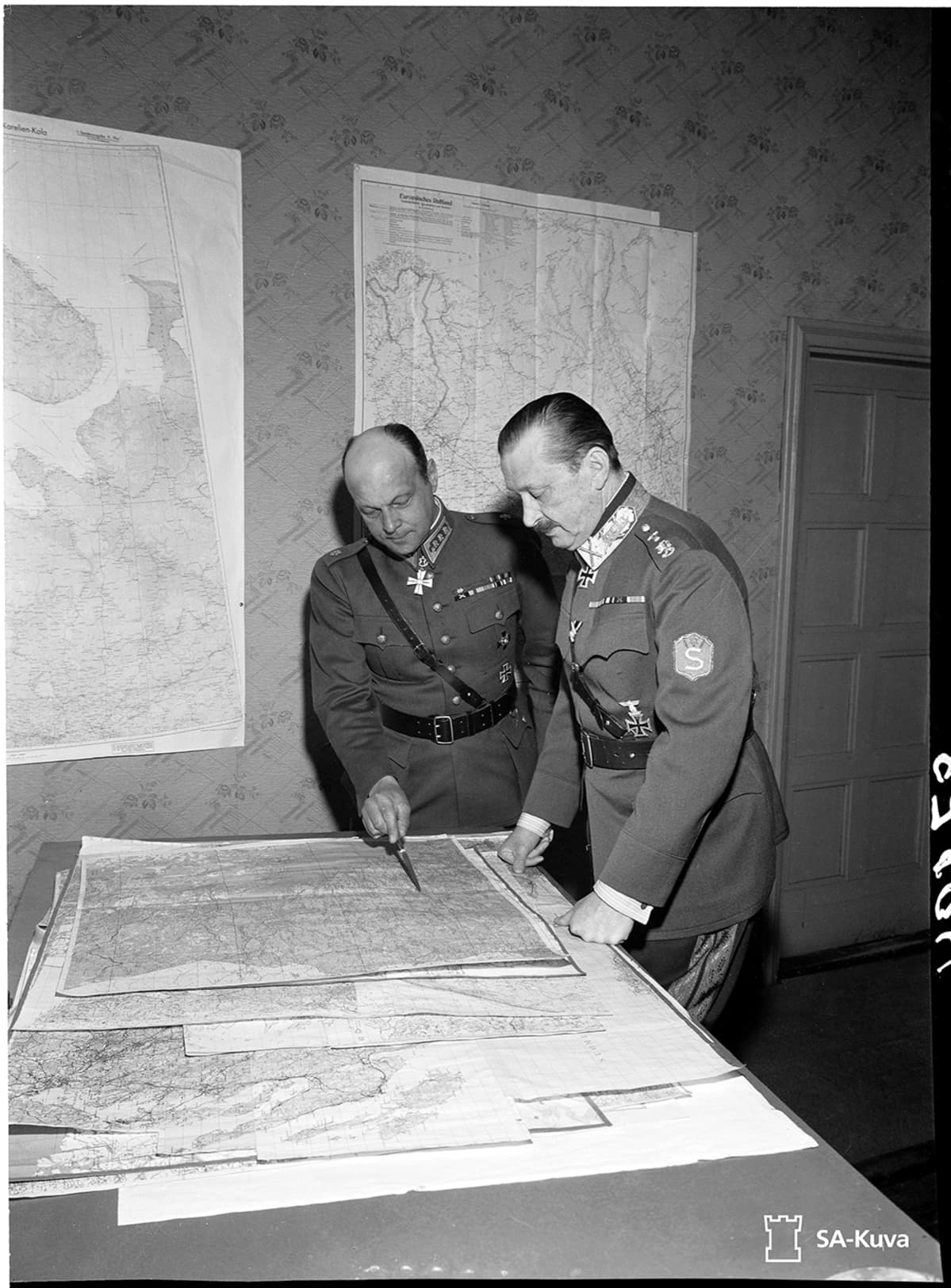 Mannerheim ja Heinrichs tutkimassa karttaa jatkosodan aikana.