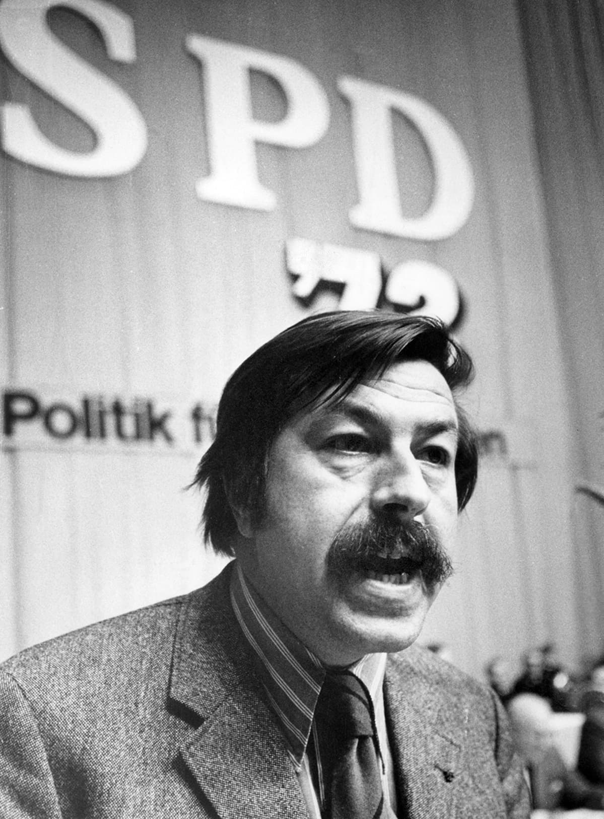 Günter Grass puhumassa SPD:n puoluekokouksessa Dortmundissa, Saksassa huhtikuussa 1972