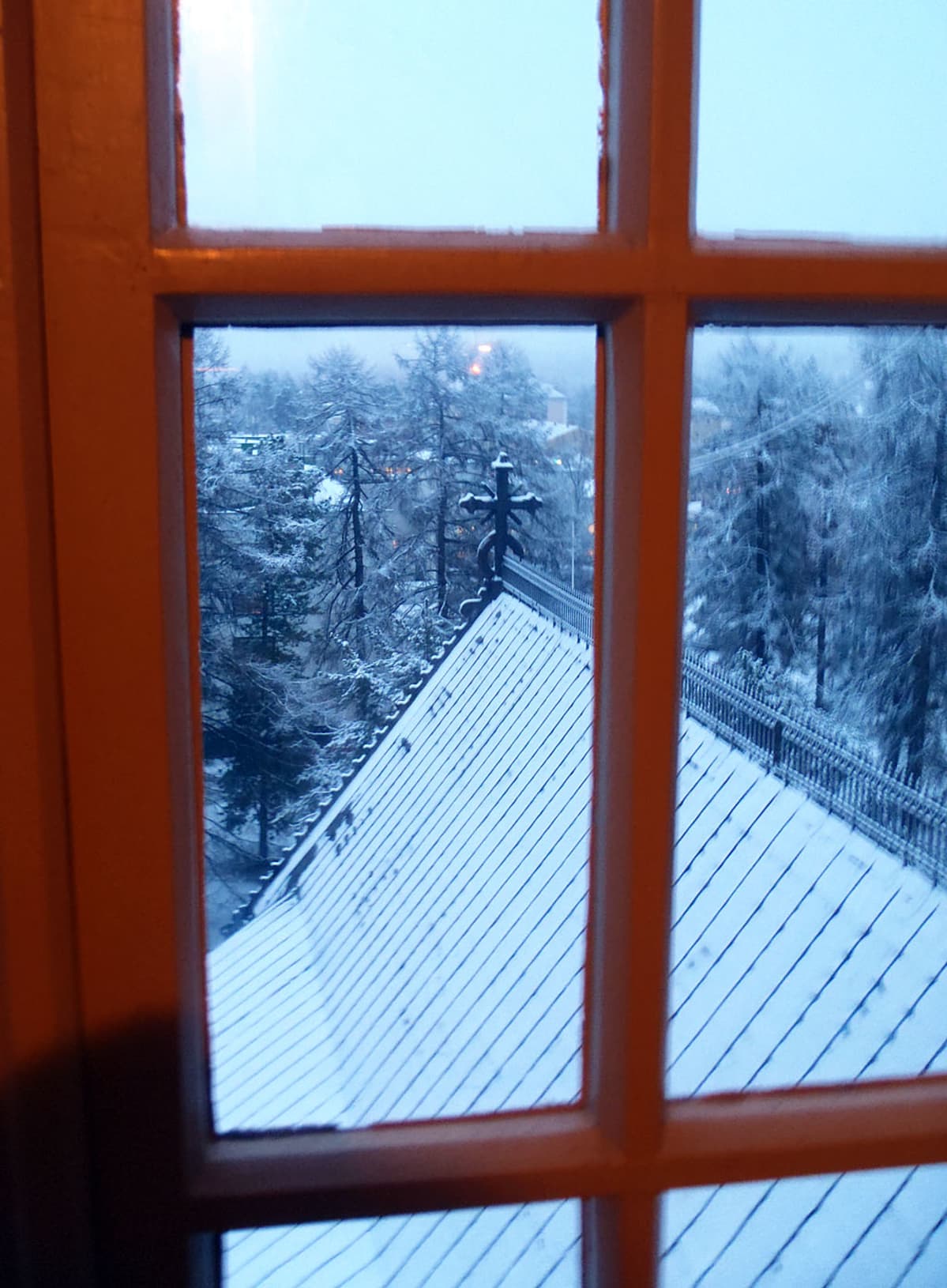 Näkymä ikkunasta Kajaanin kirkon kellotornista.