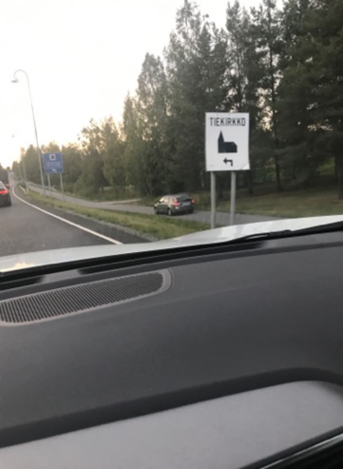 Lukijan kuva näyttää kuinka pako-auto ajaa pyörätiellä.