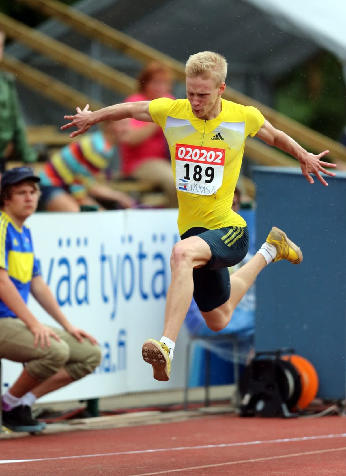 Kolmiloikkaaja Kristian Pulli ponnistaa