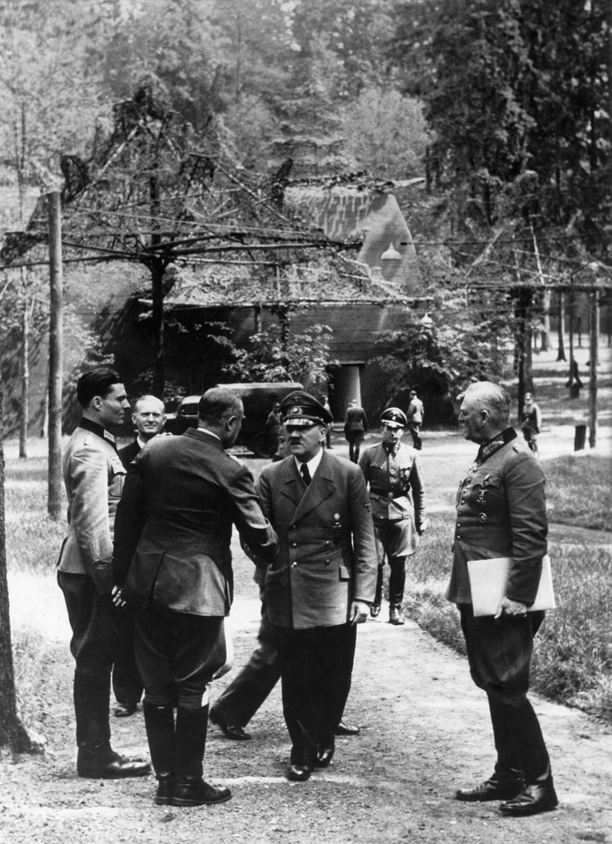 Claus von Stauffenberg ja Adolf Hitler sekä joukko upseereita.