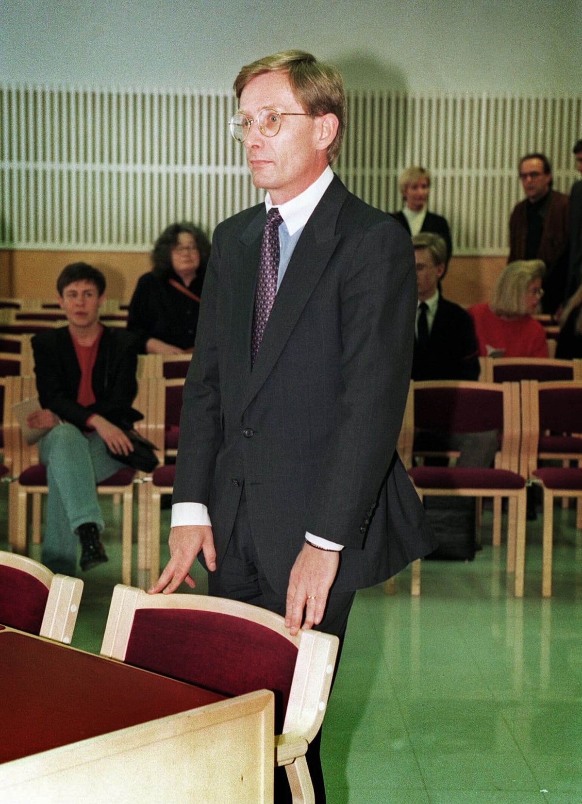 Asianajaja Robert Liljeström oikeudenkäynnissä.