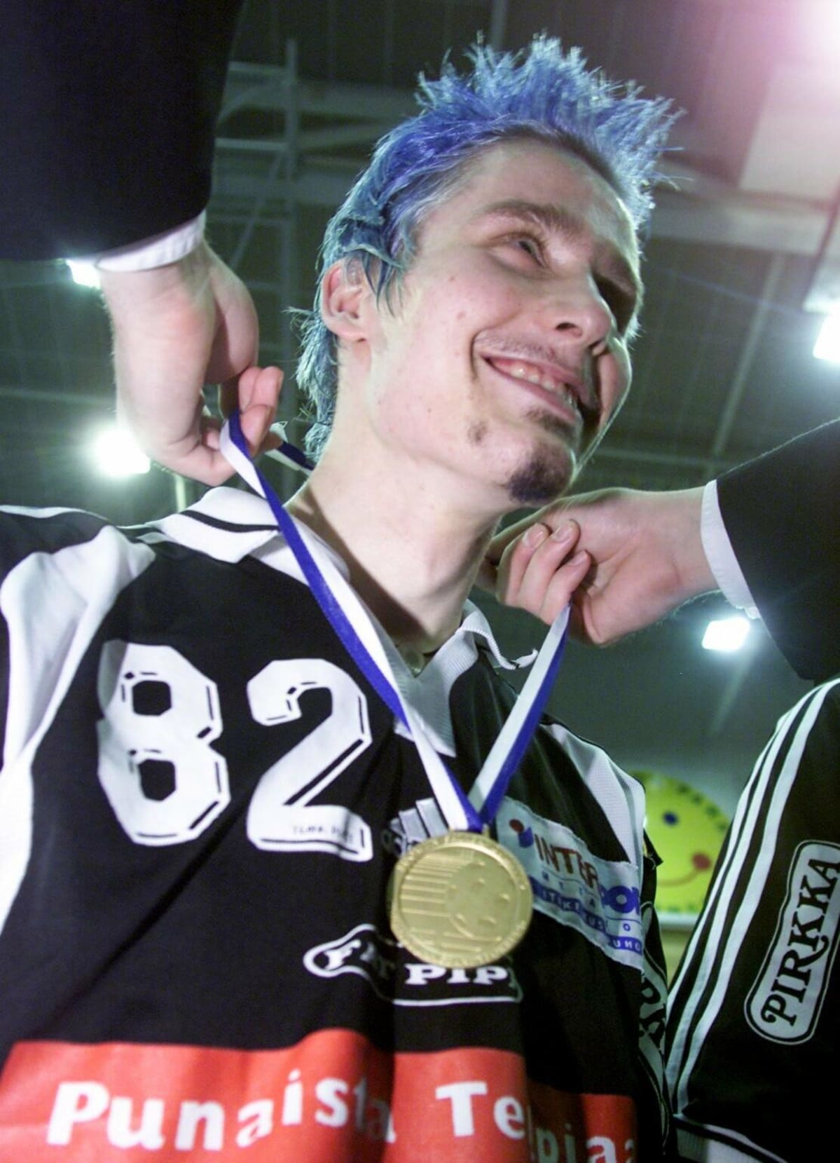 Mikael Järvi saa kultamitalin kaulaansa keväällä 2001.