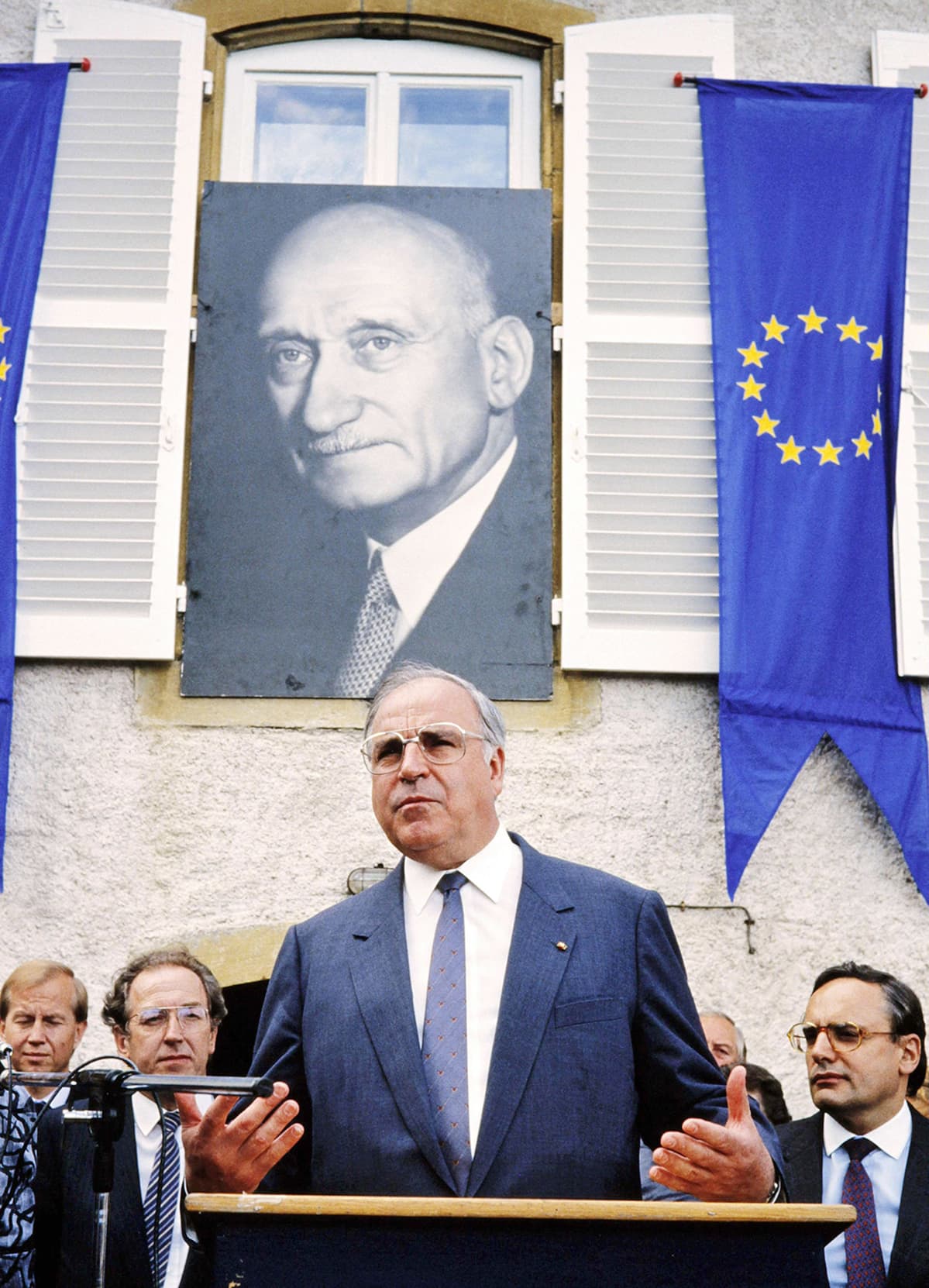 Helmut Kohl piti puhettaan Ranskan Strasbourgissa heinäkuussa 1986. Taustalla näkyy Robert Schumanin kuva, jota pidetään yhtenä Euroopan unionin isistä.