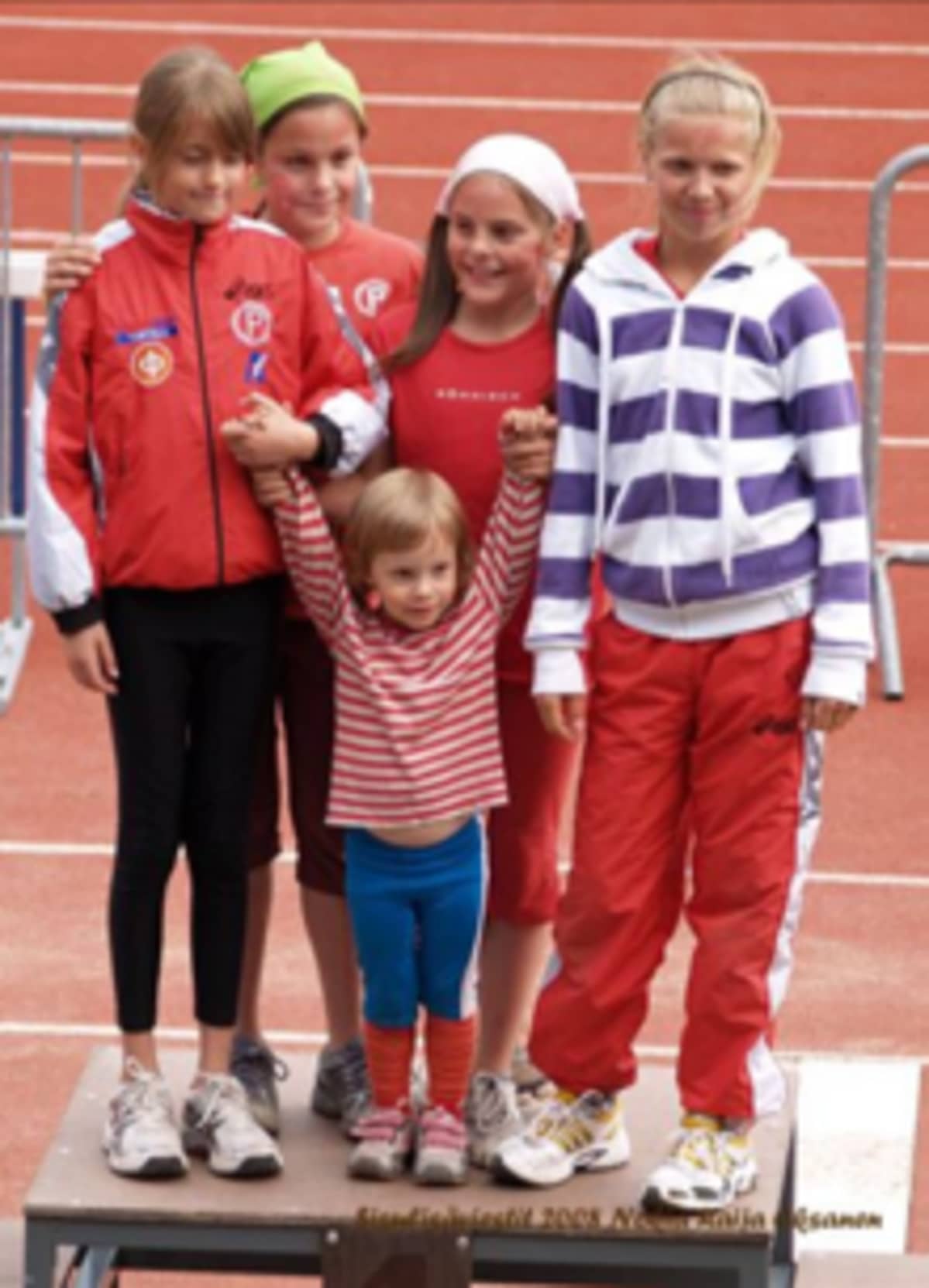 Maria Huntington ja kaksoissisko Tiia Huntington (huivit päässä) päätyivät yleisurheilun pariin yhdeksänvuotiaina. Tiia Huntington lopetti lajin parissa 15 vuoden ikäisenä.