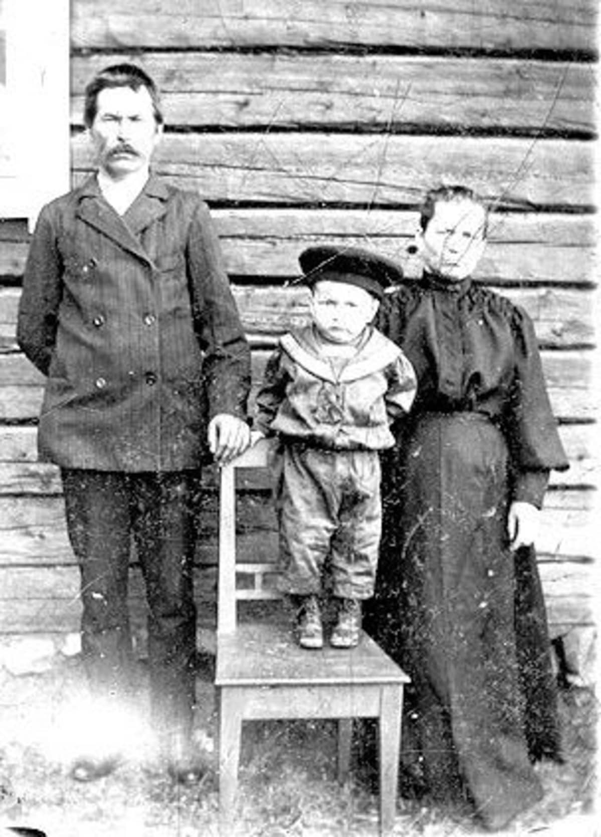 Kuvassa on talonpoika Mikko Naakka (Marja Asikaisen) ukki ja mummi Justina (Ustja) Leppäniemessä. Pikkupoika merimiespuvussa on Marjan isä Heikki (Feodor) praasniekkaan menossa.