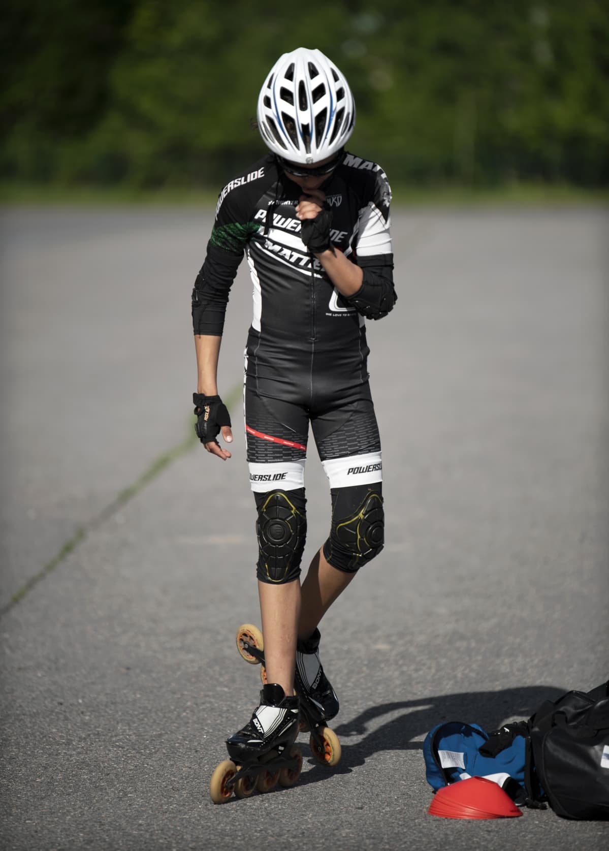 Elias Waldén rullaluistelee Pirkkolan liikuntapuiston rullaluistinradalla.