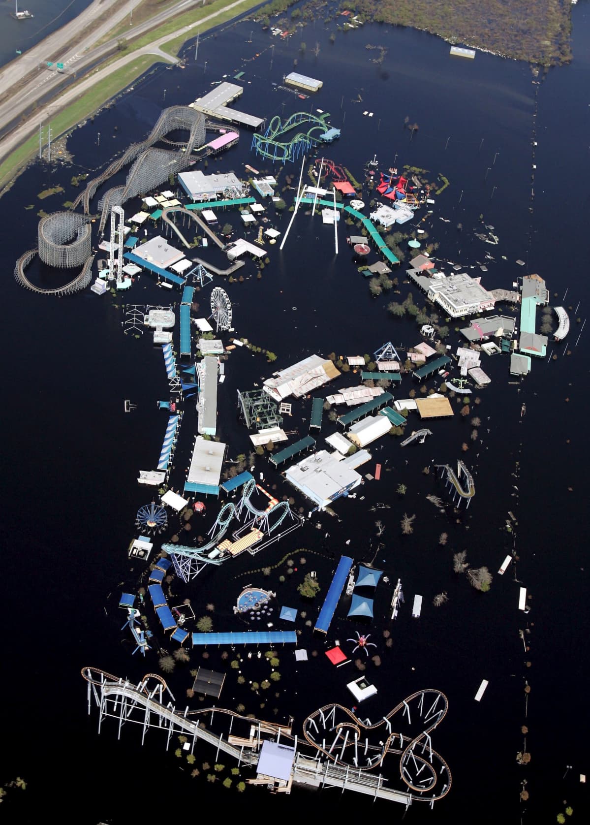 Ilmakuvaa tulvien alle jääneestä Six Flags -huvipuistosta kuvattuna heti Katrina-myrkyn jälkeen vuonna 2005.