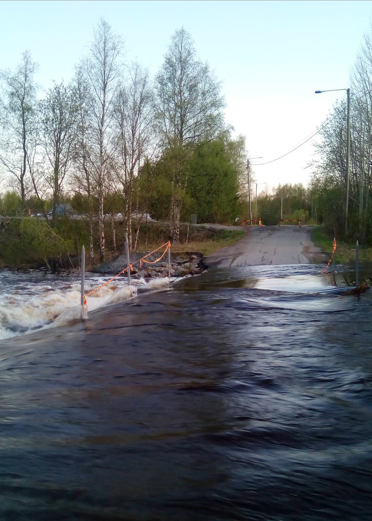 Särkinäräntien pohjoispään silta on kärsinyt tulvassa. Kuva otettu 30.5. 2020.