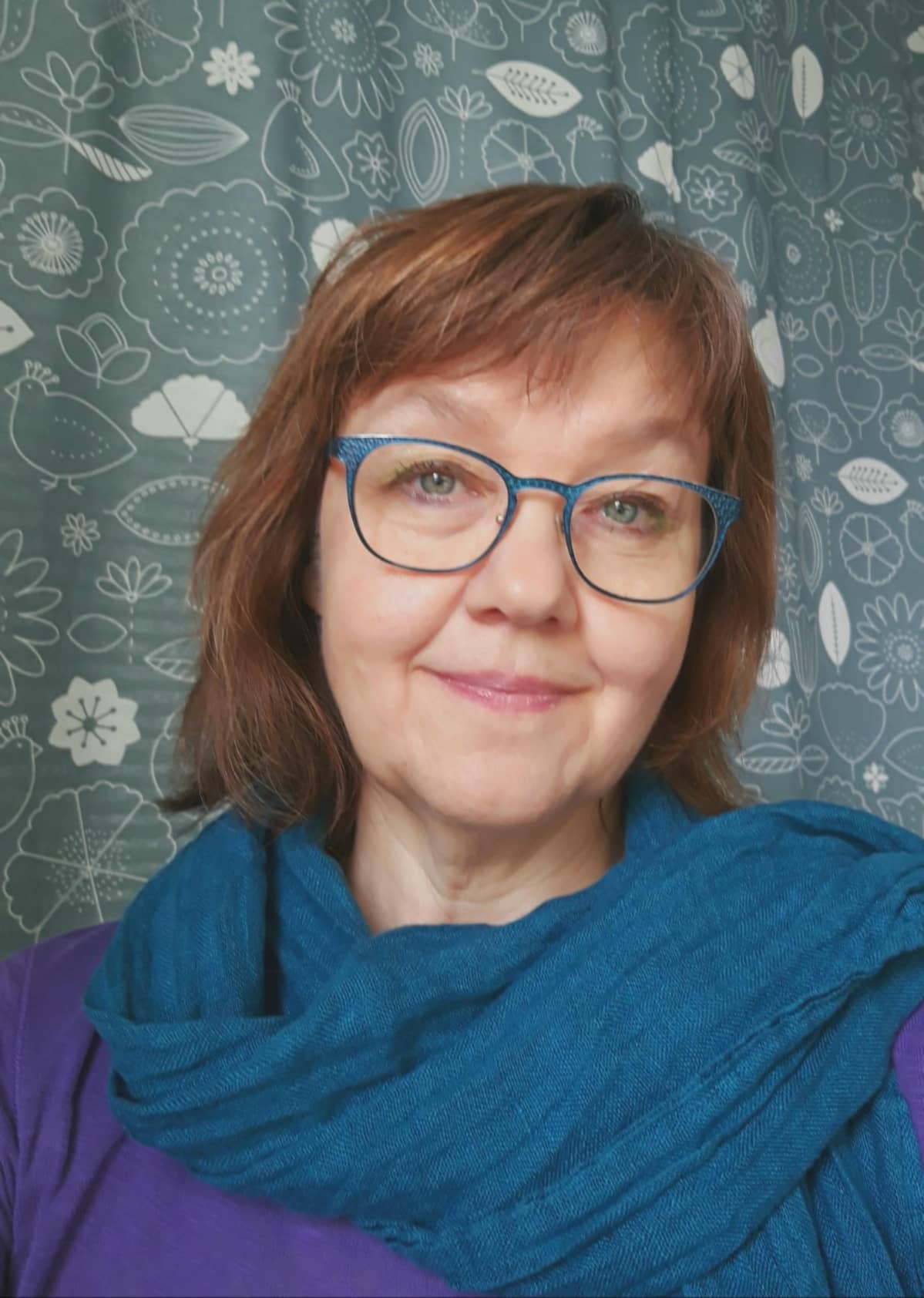 Nainen poseeraa kameralle.Kasvokuva.