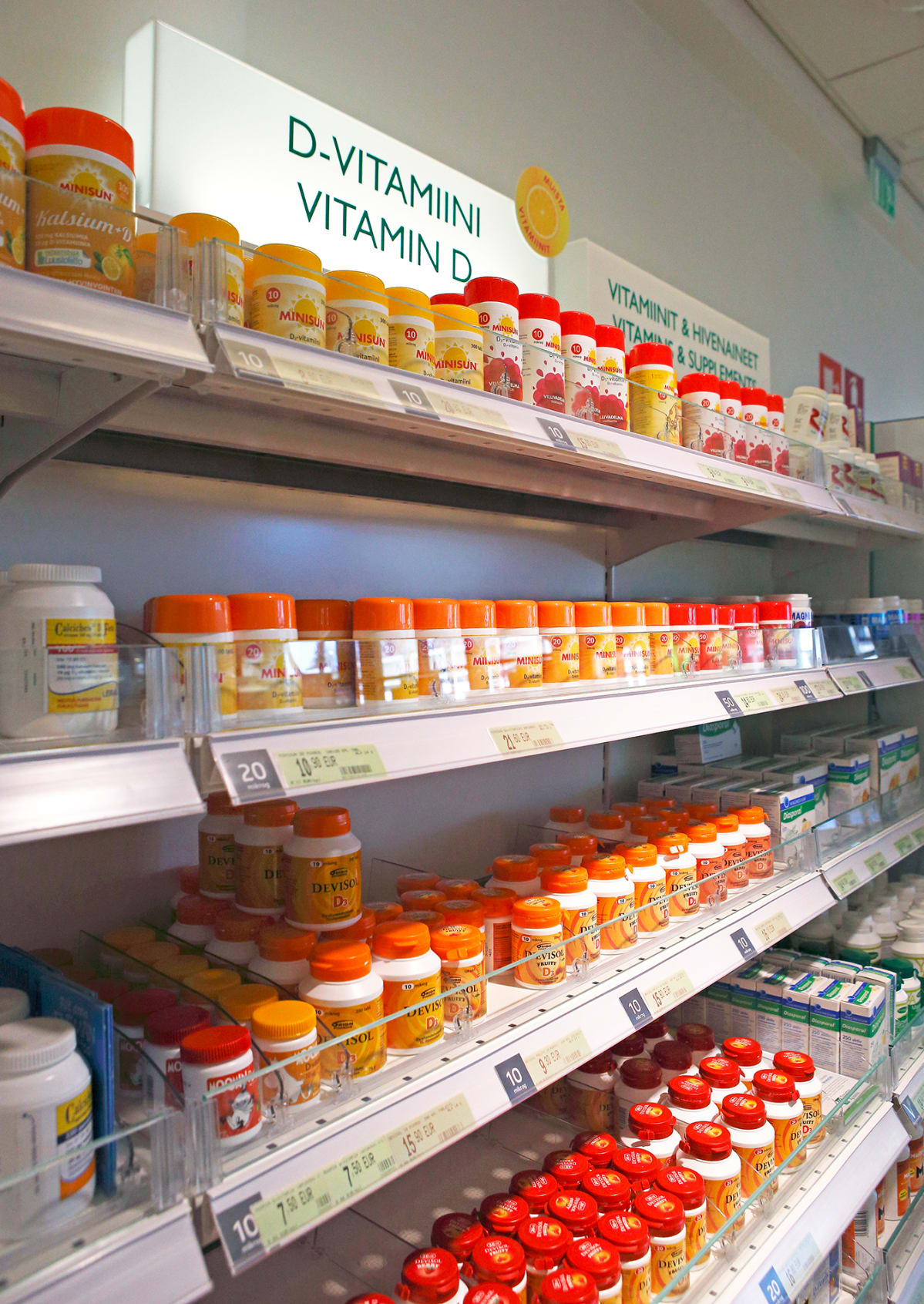 D-vitamiineja apteekin hyllyssä.