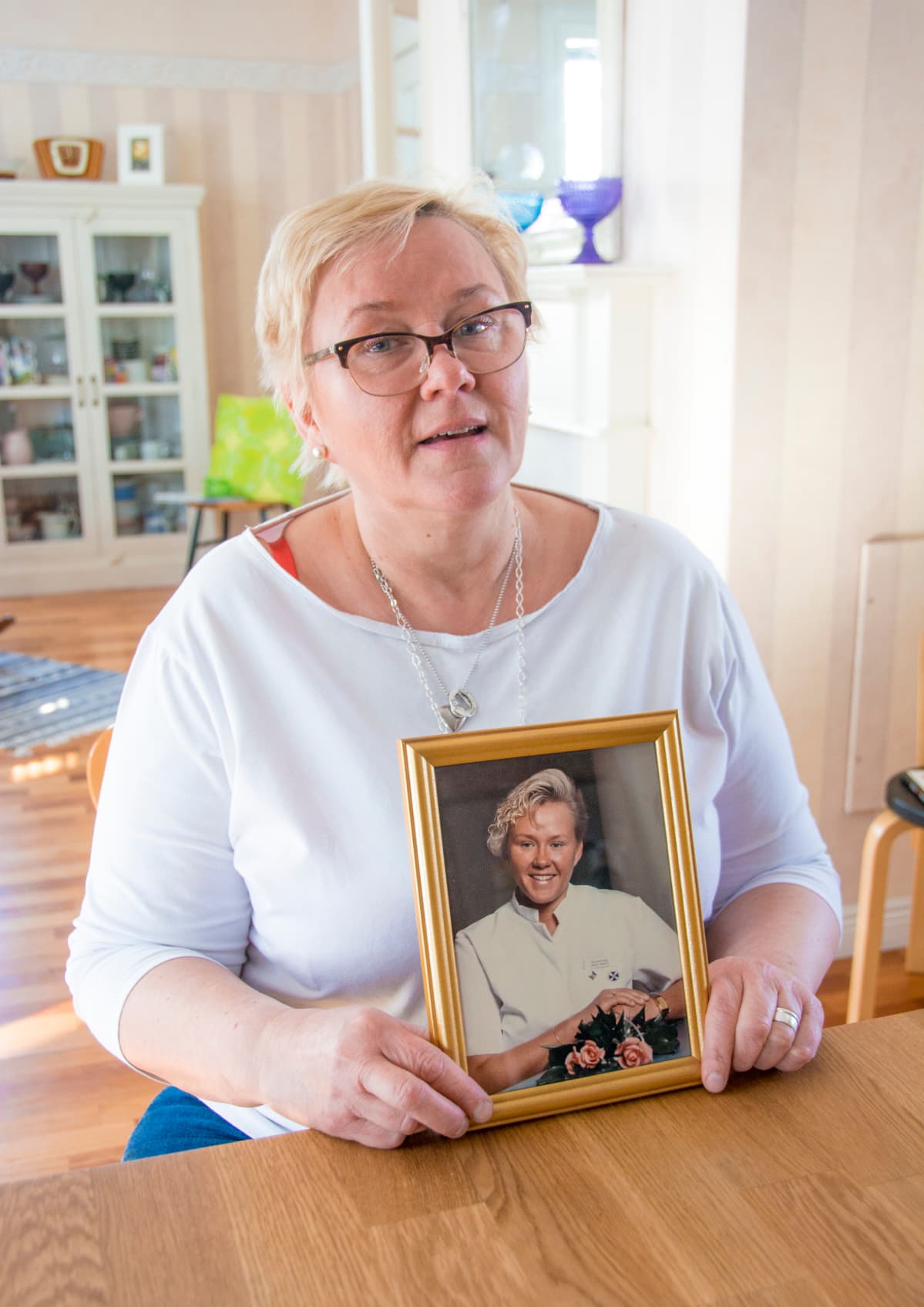 Kuvassa Tarja Kovalainen, joka pitelee käsissään kätilöopiston valmistujaiskuvaansa.