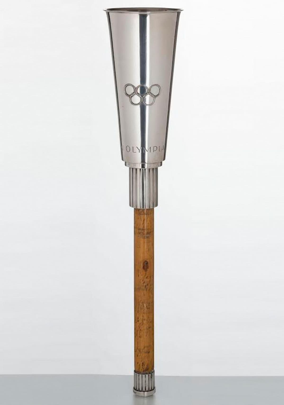 Äärimmäisen harvinaisista Helsingin olympiasoihduista lähes jokaisen olinpaikka on tiedossa. Suunnittelun kunnian sai Aukusti Tuhka (1895–1973).