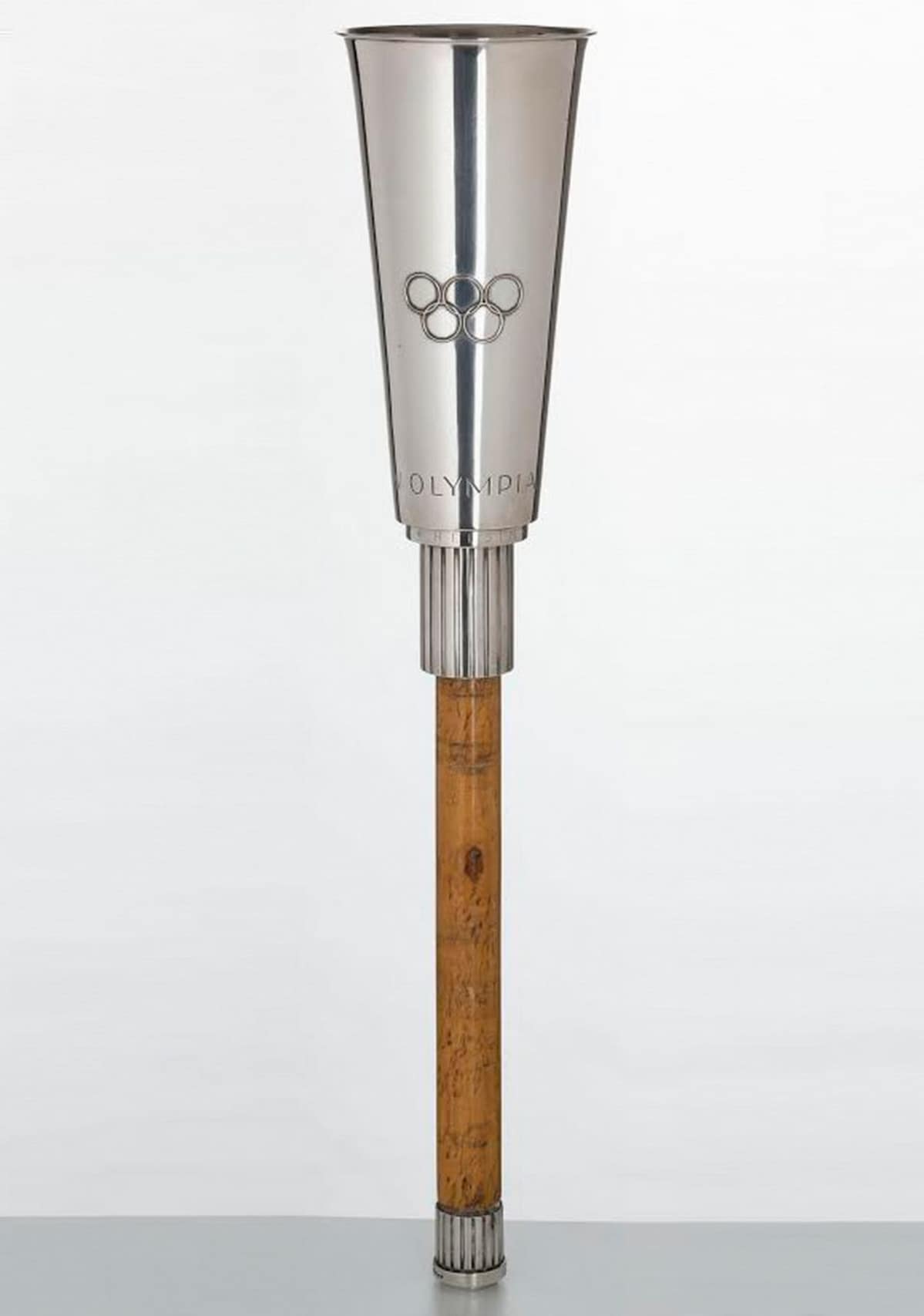 Äärimmäisen harvinaisista Helsingin olympiasoihduista lähes jokaisen olinpaikka on tiedossa. Suunnittelun kunnian sai Aukusti Tuhka (1895–1973).