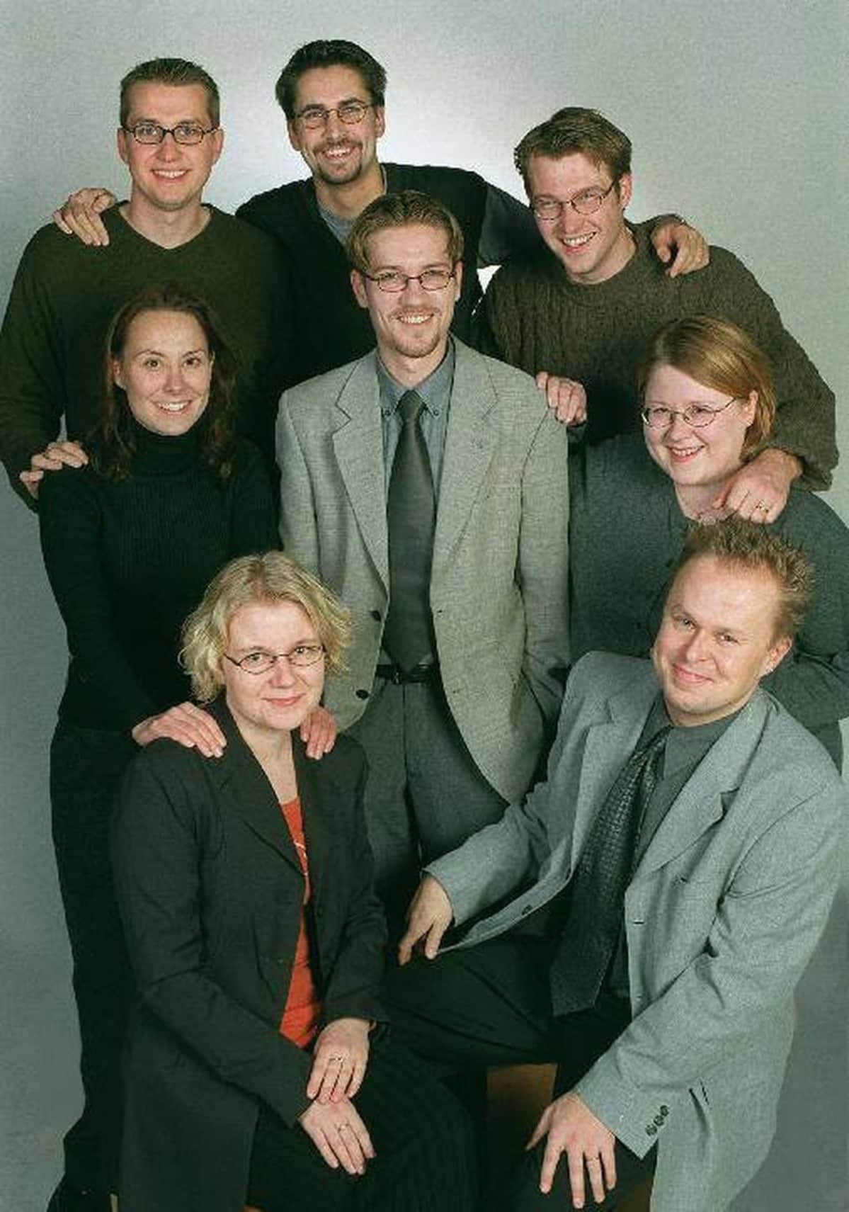 Ryhmä miehiä ja naisia.