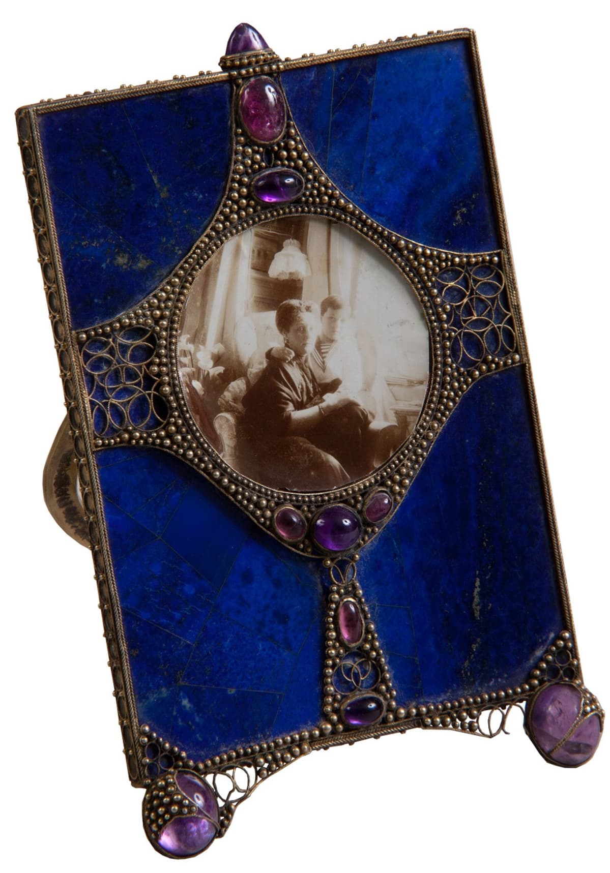 Valokuvakehys, 1915. Nimipäivälahja Aleksandra Fjodorovnalta Nikolai II:lle 1915. Kehyksessä on valokuva keisarinnasta Aleksein kanssa.