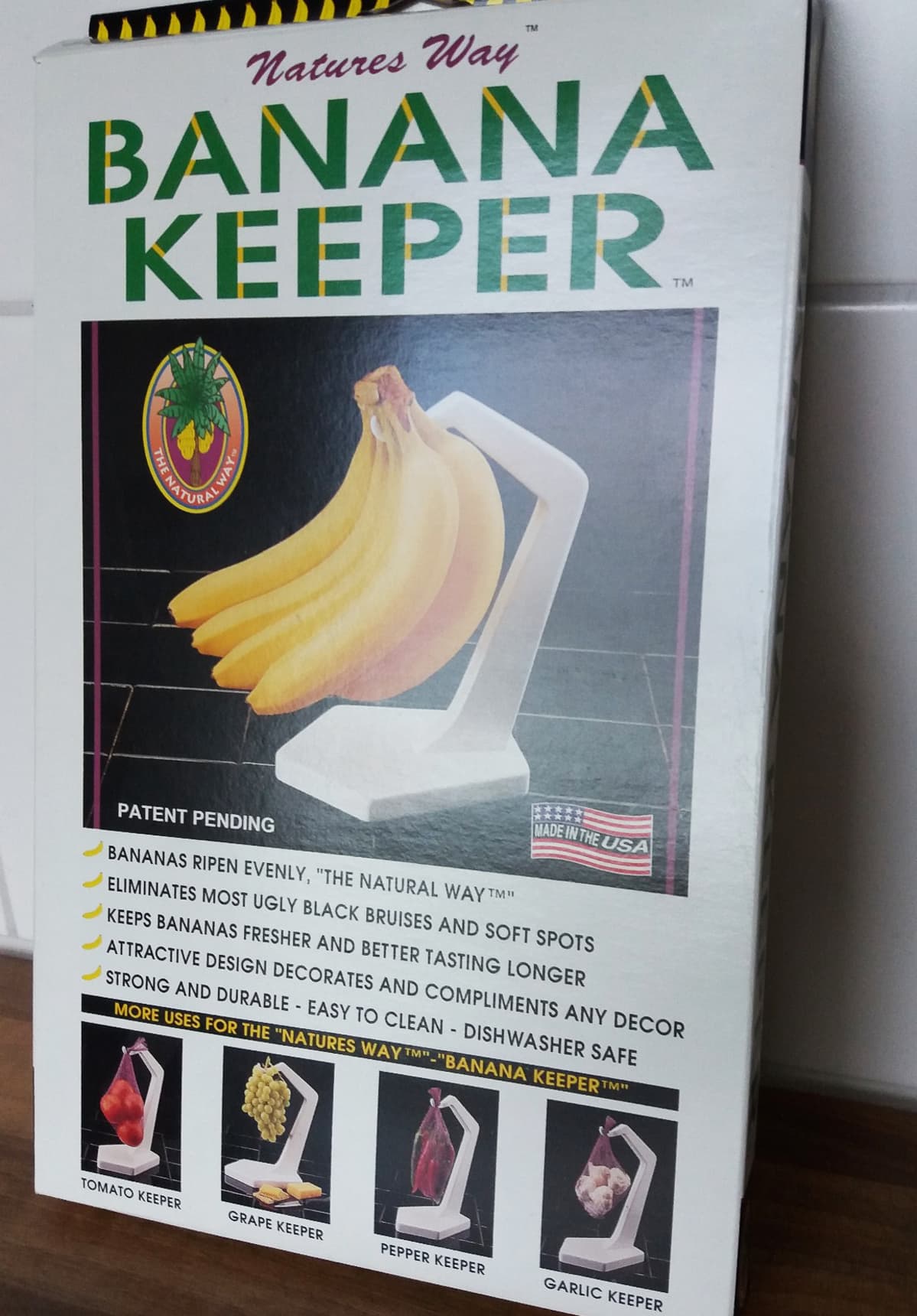 Banaanitelineessä voi roikuttaa myös muita hedelmiä sekä valkosipulia.