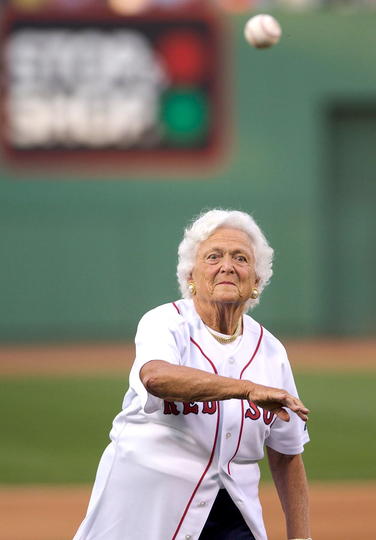 Barbara Bush heittää palloa
