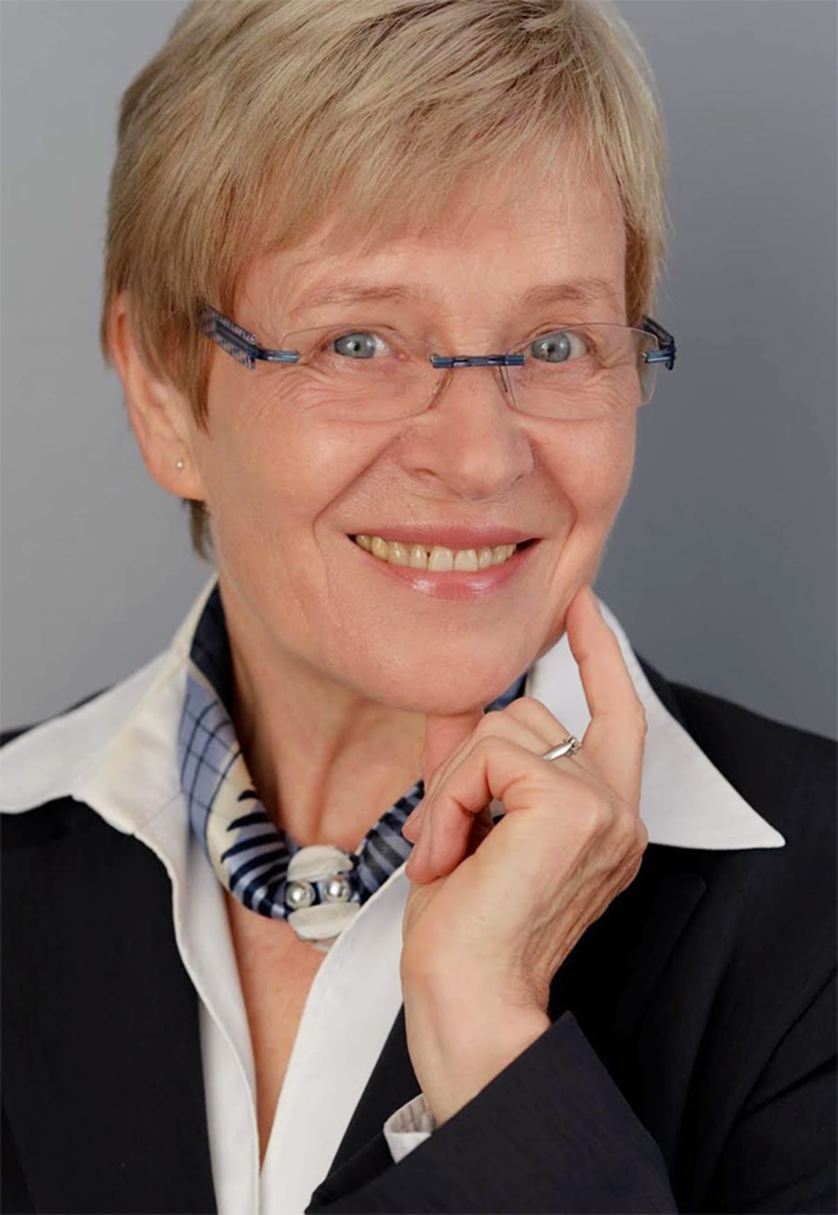 Kääntäjä Angela Plöger.