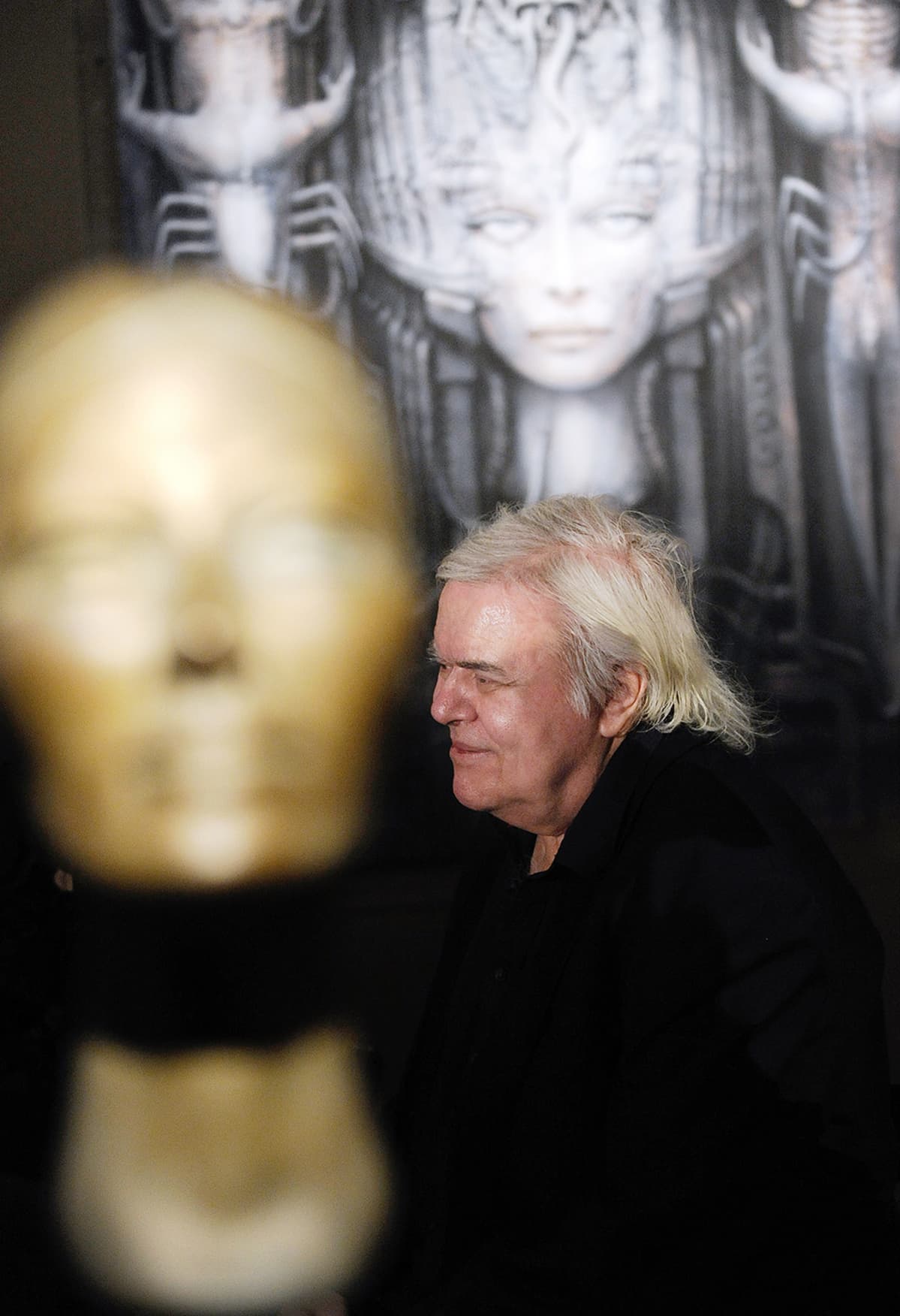 Sveitsiläistaiteilija H. R. Giger uransa varrelta koottuja teoksia esittelevässä näyttelyssä.