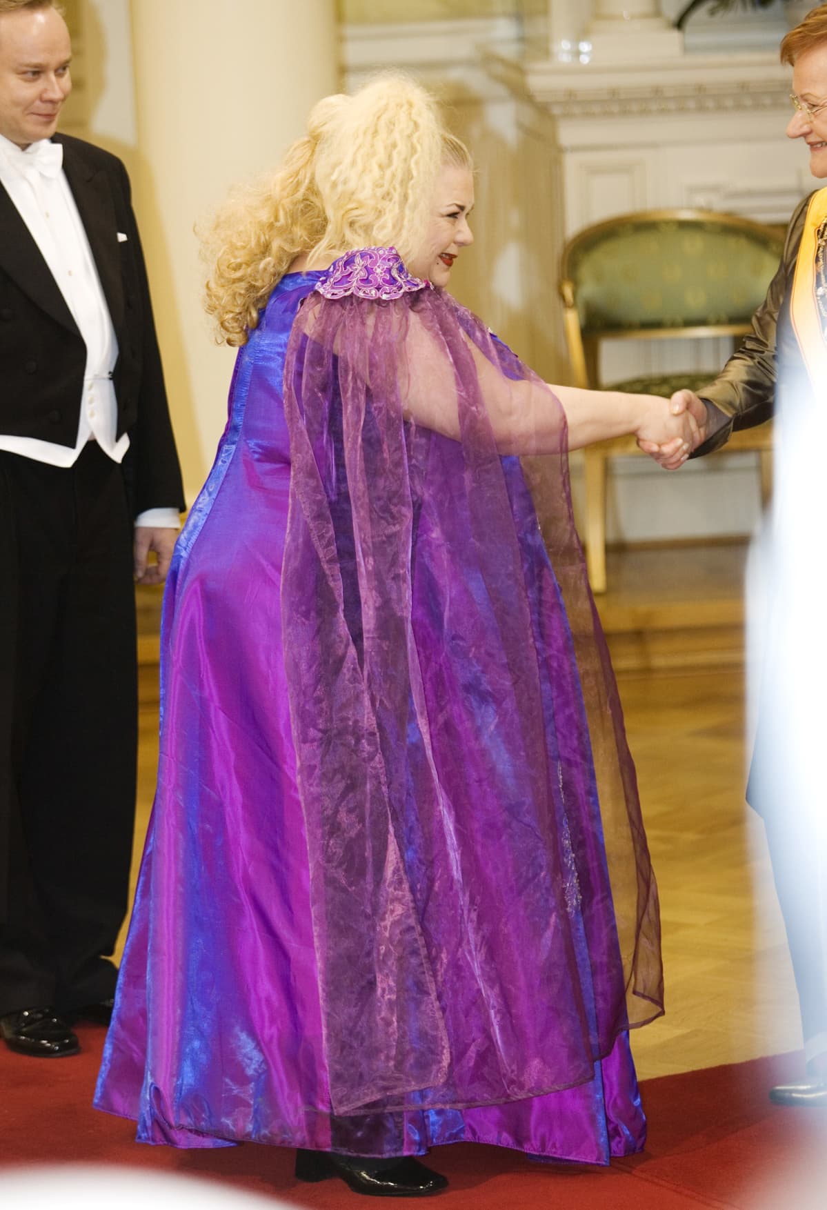 Anne Taskinen kättelee Tarja Halosta Linnan juhlissa vuonna 2007.