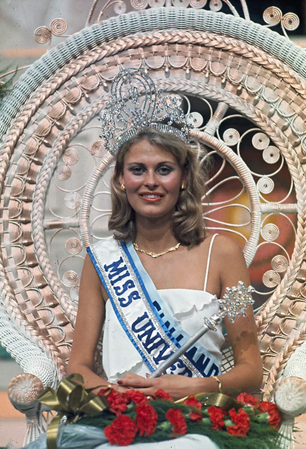 Vastavalittu Miss Universum valtaistuimellaan.