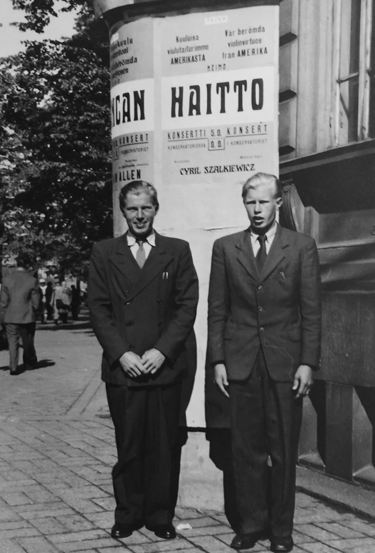 Vasemmalla Mark ja oikealla hänen veljensä 1945 hakemassa viisumeja Yhdysvaltojen konsulaatista Oulussa.