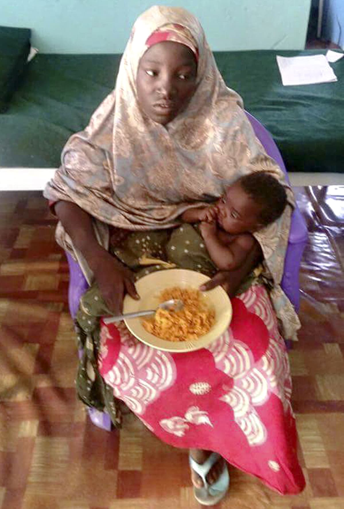 Amina Ali Nkeki lapsensa kanssa.