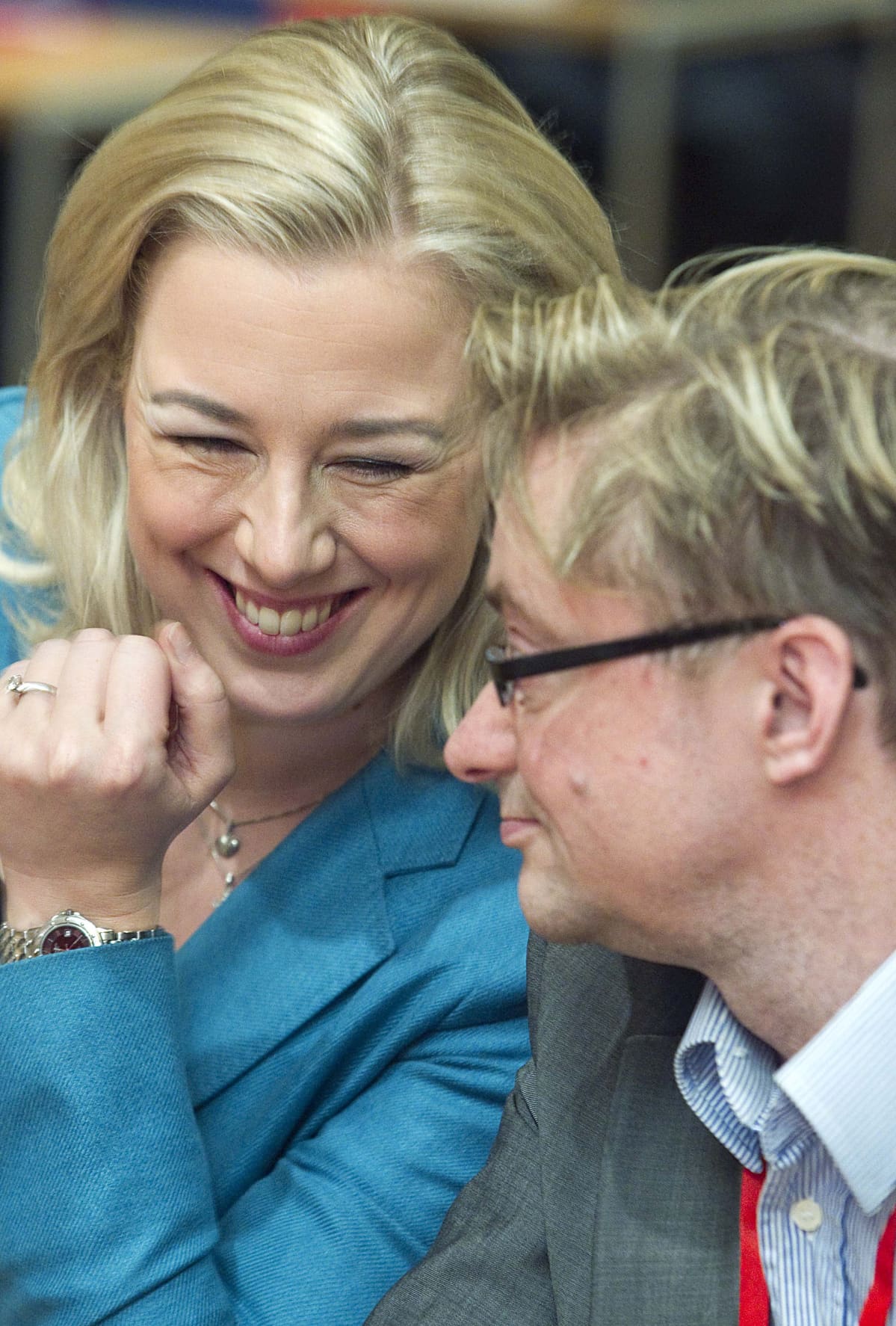 SDP:n puoluevaltuuston kokous Pikkuparlamentissa 10. maaliskuuta 2012. Kuvassa Jutta Urpilainen (vas) ja Mikael Junger.