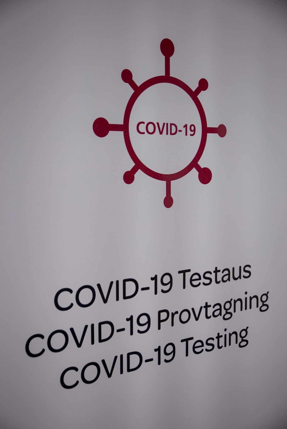 COVID-19 testauspaikan opastekyltti lentoasemalla