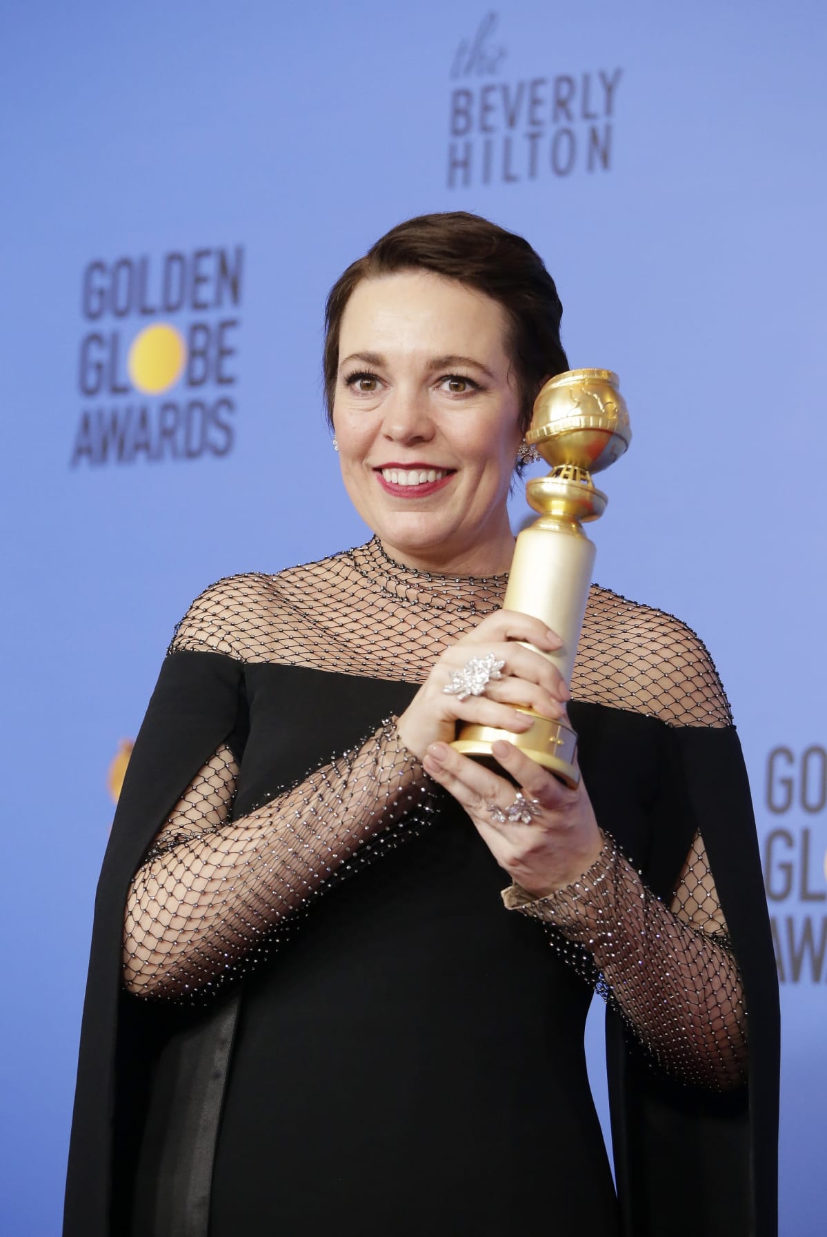 Olivia Colman poseeraa The Favorite elokuvastaan saamansa parhaan naispääosan palkintonsa kanssa.