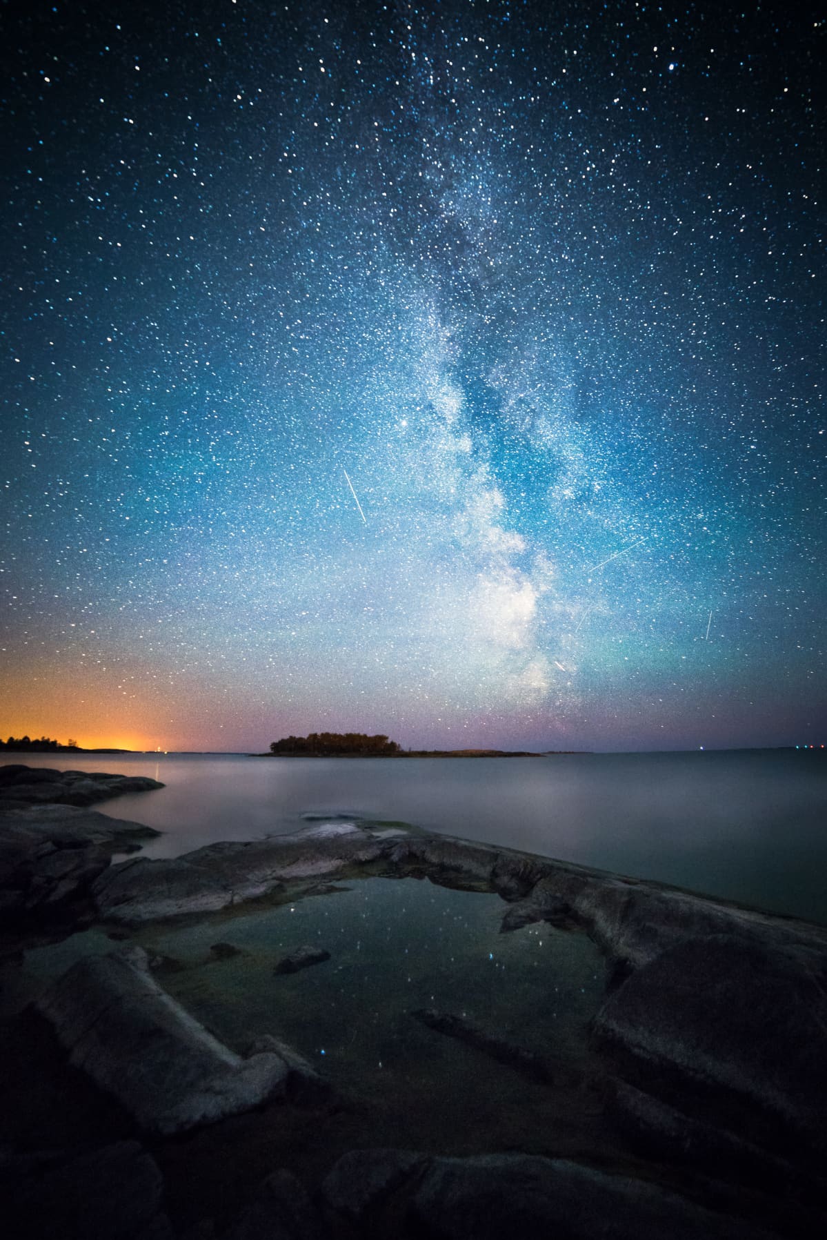 Tähtitaivas järven yllä.