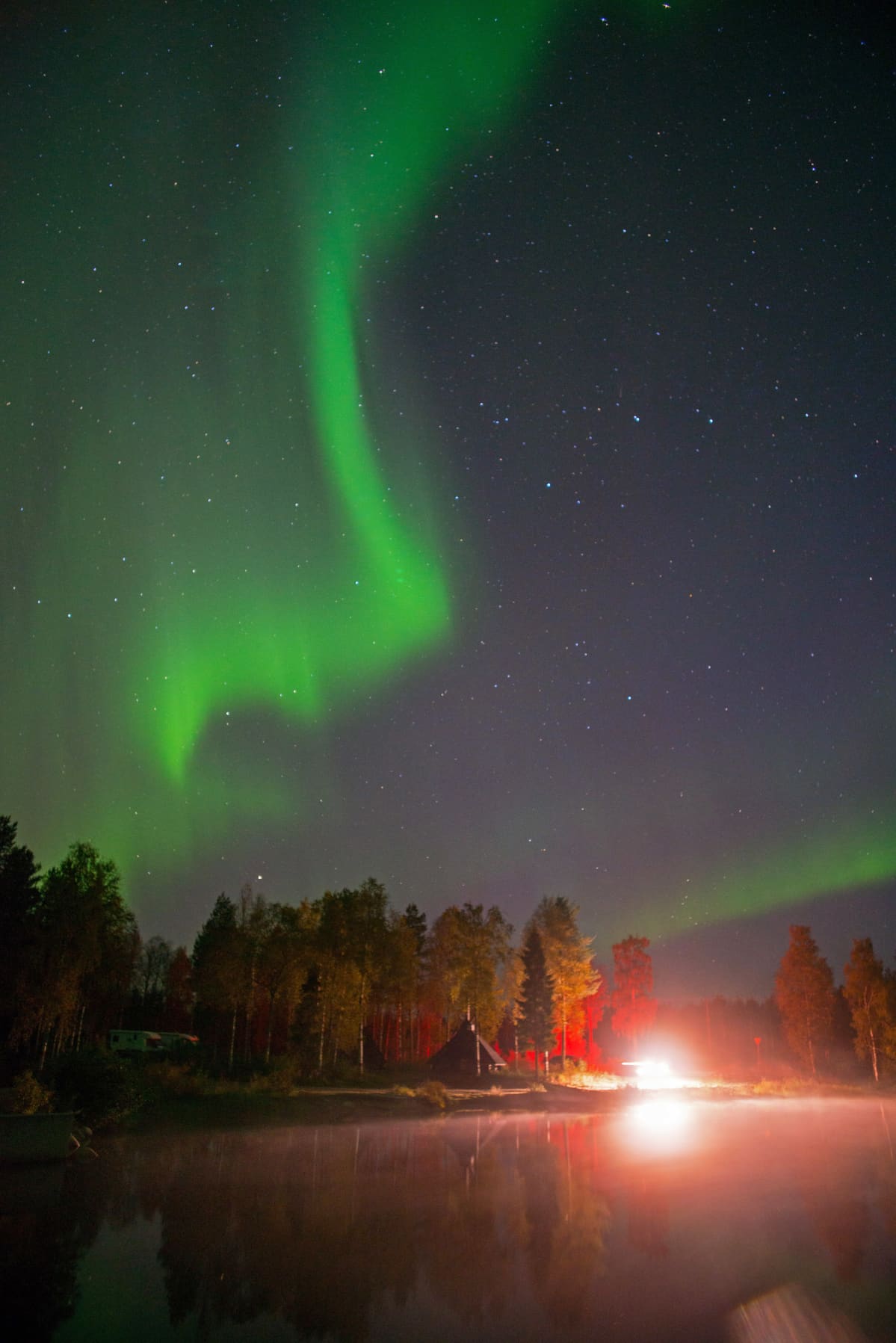 Revontulia Olkkajärvellä syyskuussa 2015