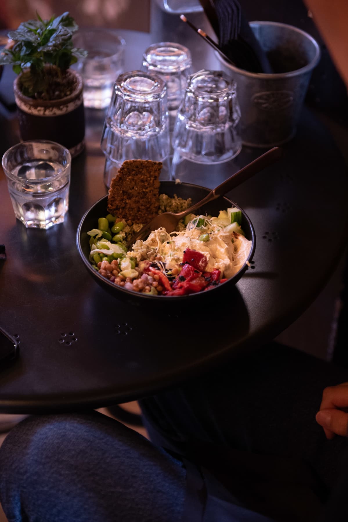 Ruoka-annos jossa on erilaisia papuja, kasviksia ja ituja.