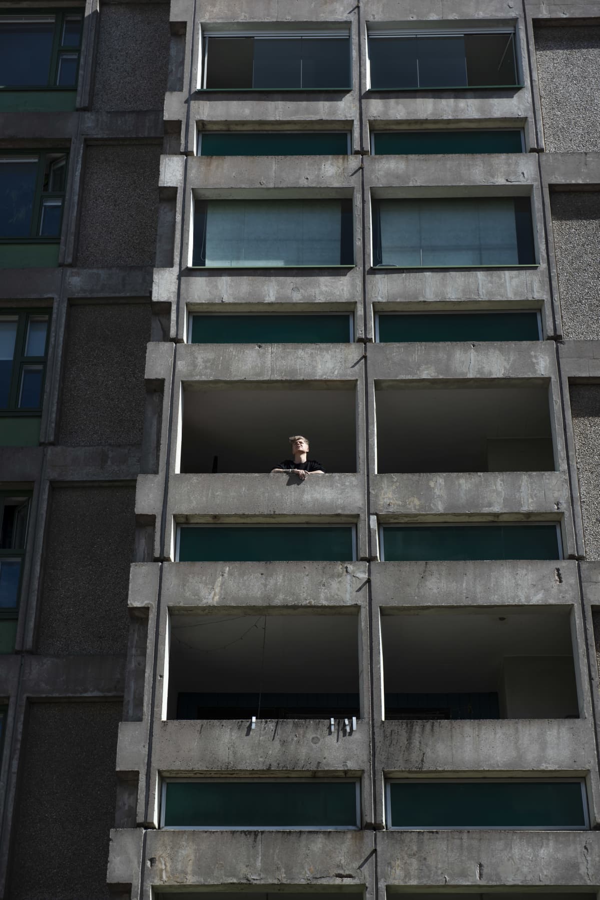 Costee (Jussi Tiainen) kuvattuna kotinsa edustalla Pasilassa 10.08.2020.