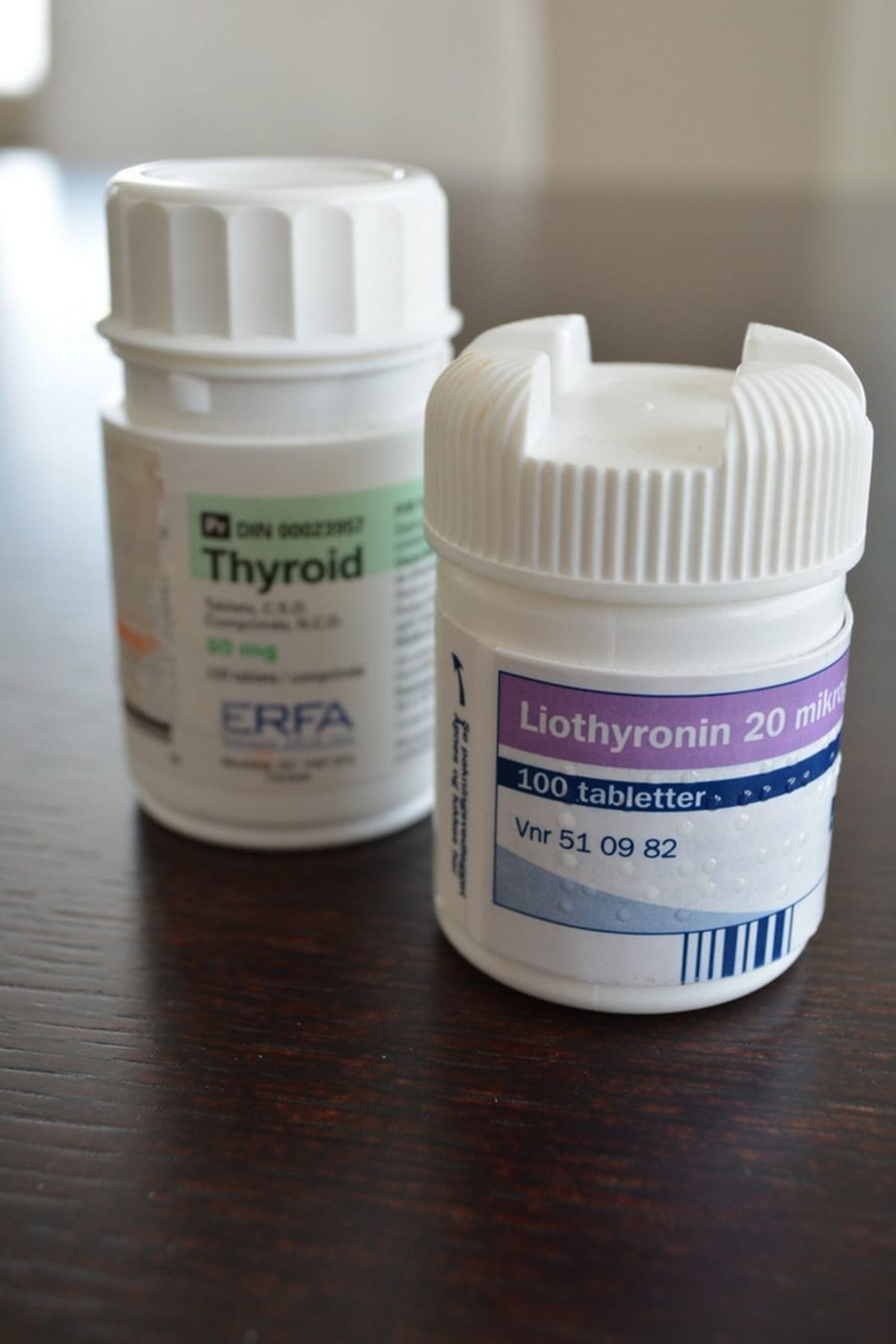Kilpirauhaslääkkeitä: oikealla T3-hormoni Liothyronin ja taustalla eläinperäinen kilpirauhashormonivalmiste Thyroid.