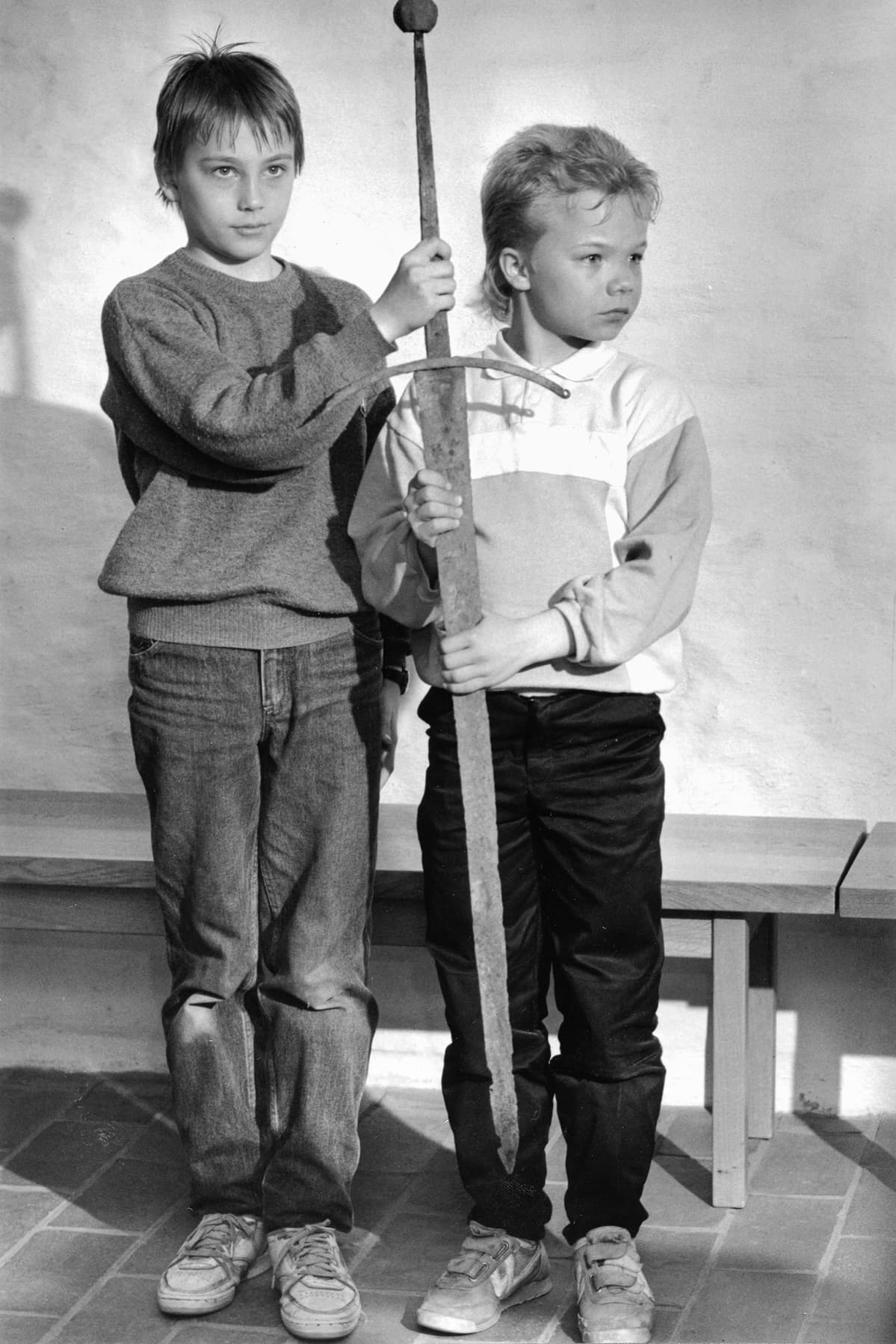 Kaksi poikaa ja miekka