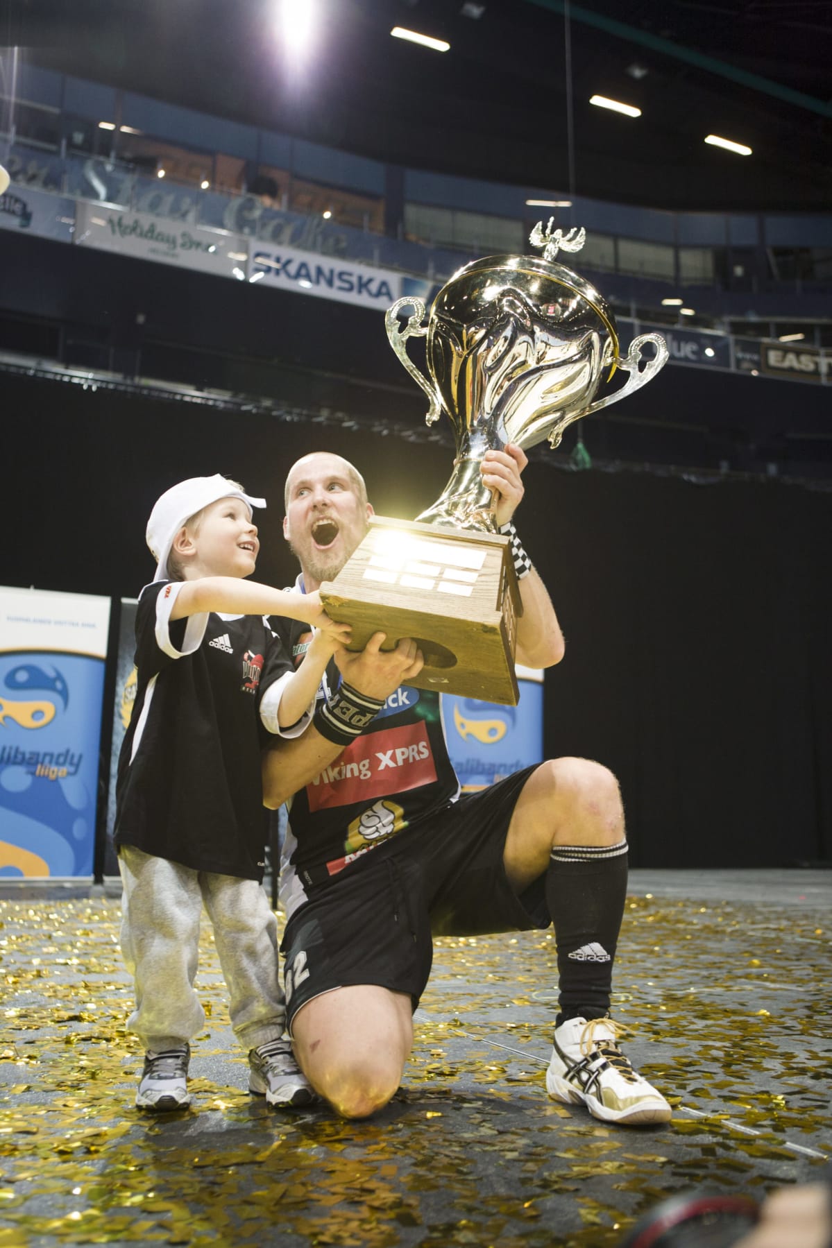Mikael Järvi juhlii Suomen mestaruutta poikansa kanssa keväällä 2011
