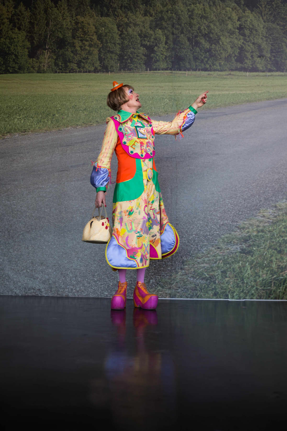 Grayson Perry pukeutui vielä jokin aika sitten kuin paimentyttö. Asu on edelleen lapsenomainainen, mutta tuo nyt enemmän mieleen klovnin. Kengät sen tekevät. Niissä on paksu pohja ja epämukavat kävellä.