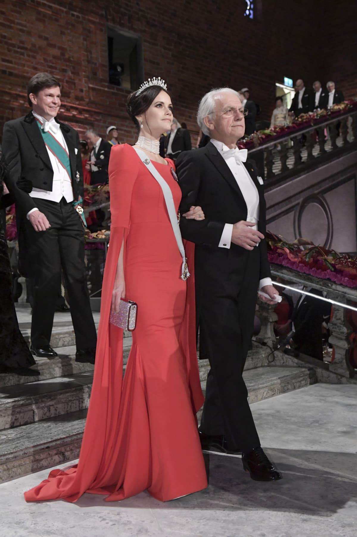 Prinsessa Sofia ja fysiikan nobelisti Gérard Mourou laskeutuvat portaita gaalailtaan.